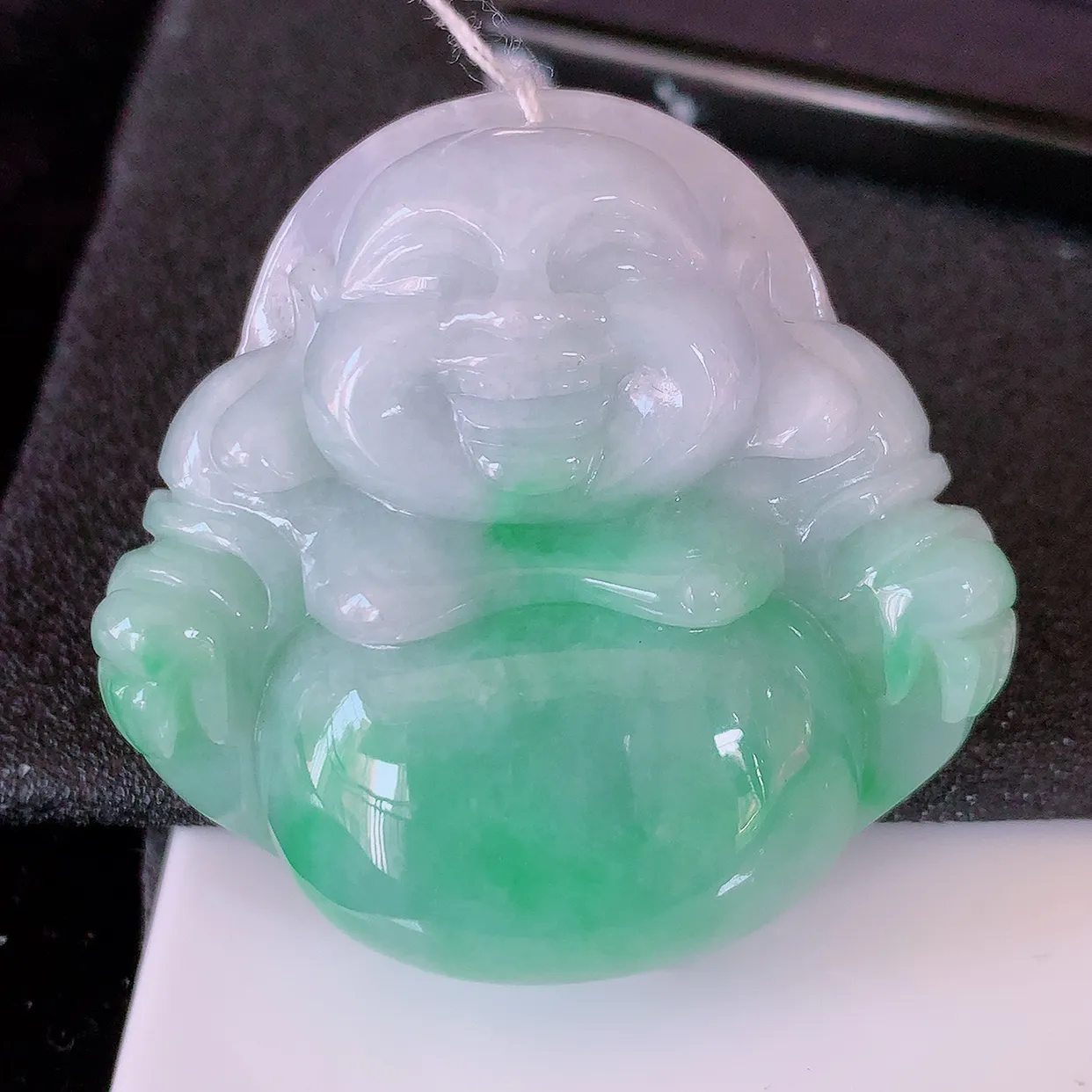 自然光实拍，大件厚装冰润飘绿翡翠佛公吊坠，开心笑佛，种老水足，颜色漂亮，立体饱满圆润，佩戴效果赞#46.13