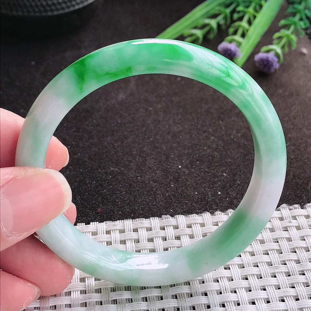 实拍A货翡翠55/10/7.8老坑精美辣阳绿手镯宽边翡翠玉镯女款