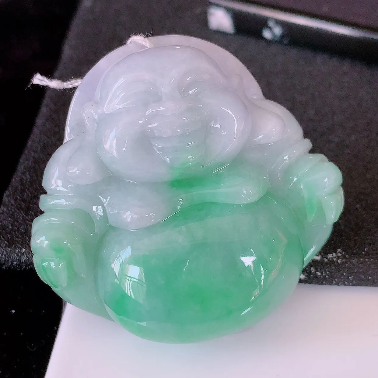 自然光实拍，大件厚装冰润飘绿翡翠佛公吊坠，开心笑佛，种老水足，颜色漂亮，立体饱满圆润，佩戴效果赞#46.13
