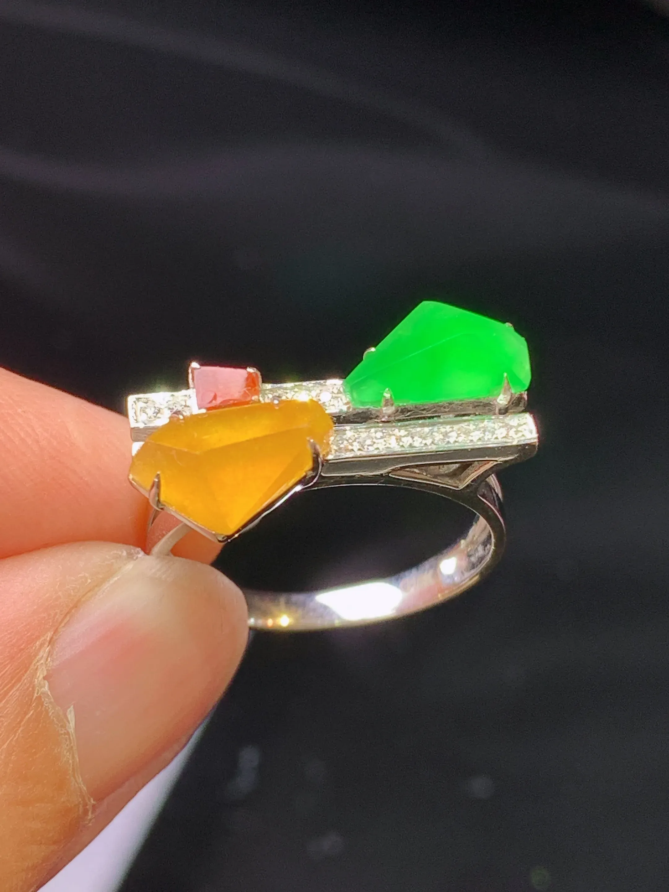 18k金钻镶嵌黄绿随形戒指 玉质细腻 色泽艳丽清新 圈口14 整体尺寸10*6.3*3.6