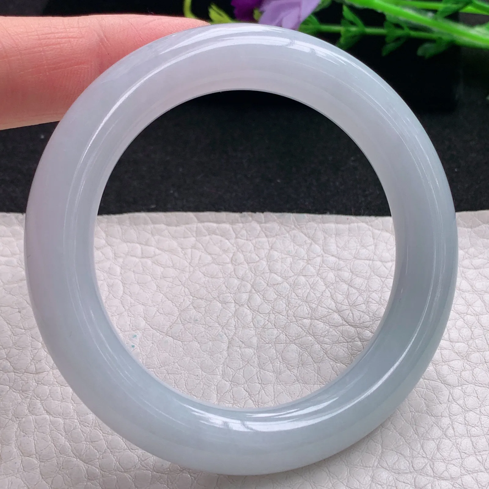 z实拍53*10.8*10.6美人镯 天然缅甸翡翠白月光水润玉手镯纯美圆条叮当镯