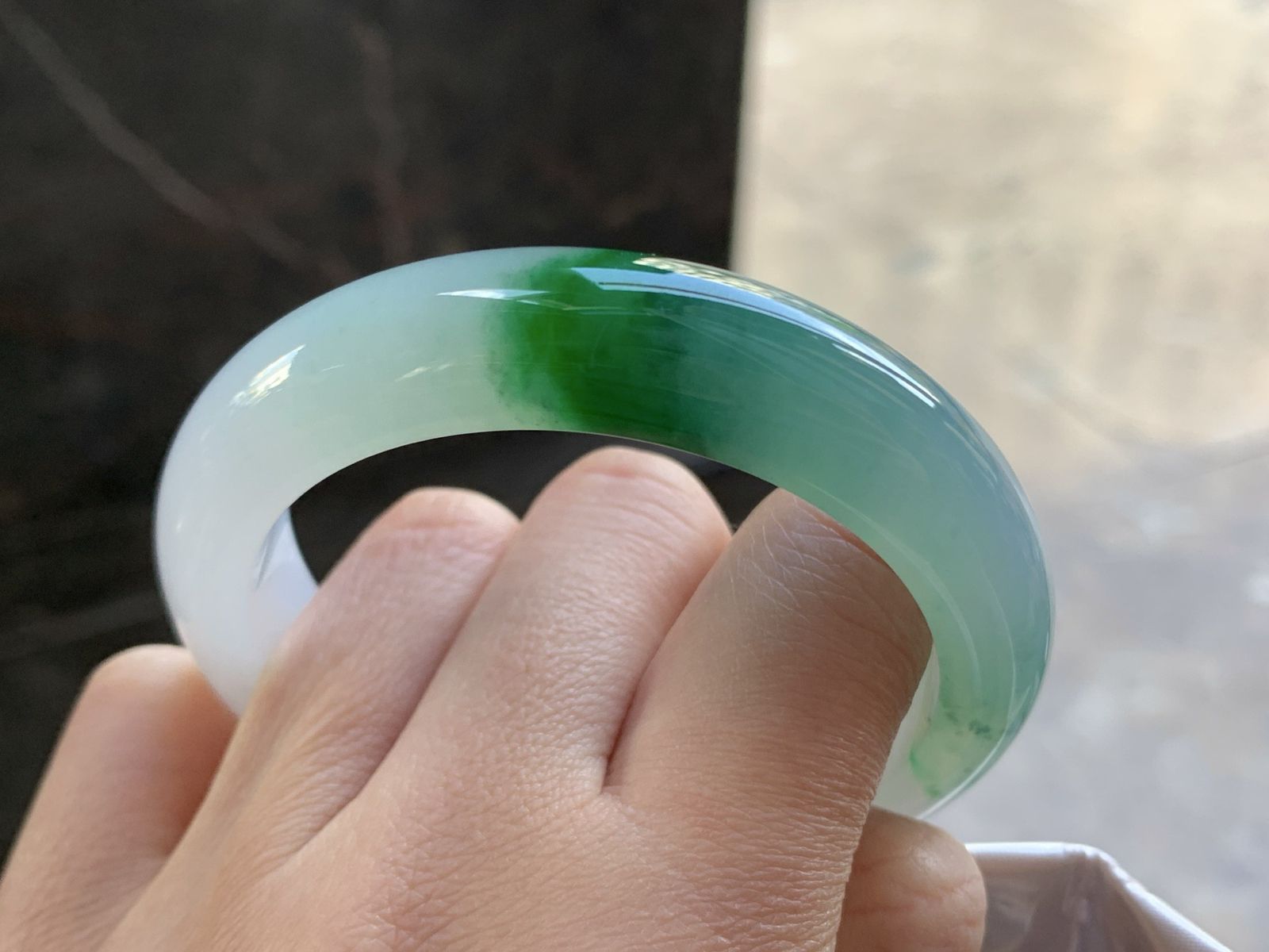 53-13-8.8

辣绿色手镯^_^颜色鲜艳 起光 种水足