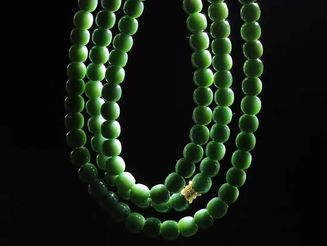 （老型珠.项链）

精品和田玉碧玉猫眼老型珠项链 玉质温润细腻 佩戴舒适。间关莺语花底滑，一生美好时光，无论身在何处，都有它相伴相守。事事顺遂，幸福美满，吉祥如意。重39.5克   尺寸取一5.2-5.9mm   FDL-791273031