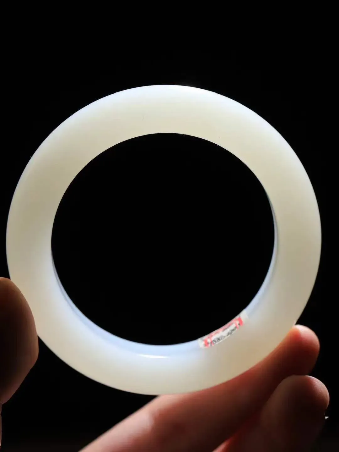 【腕间柔情.手镯】   

精品️和田玉白玉手镯 玉质温润细腻 油性十足 古朴秀雅 轻抚岁月的栏杆软香温玉，腕间玉镯轻轻晃动，令人情动心间，撷一缕月末的芬芳，把心思铺陈，时光静美，惟有你最温柔。重82.5克   尺寸56.5-13.9-11.2mm  461203055A