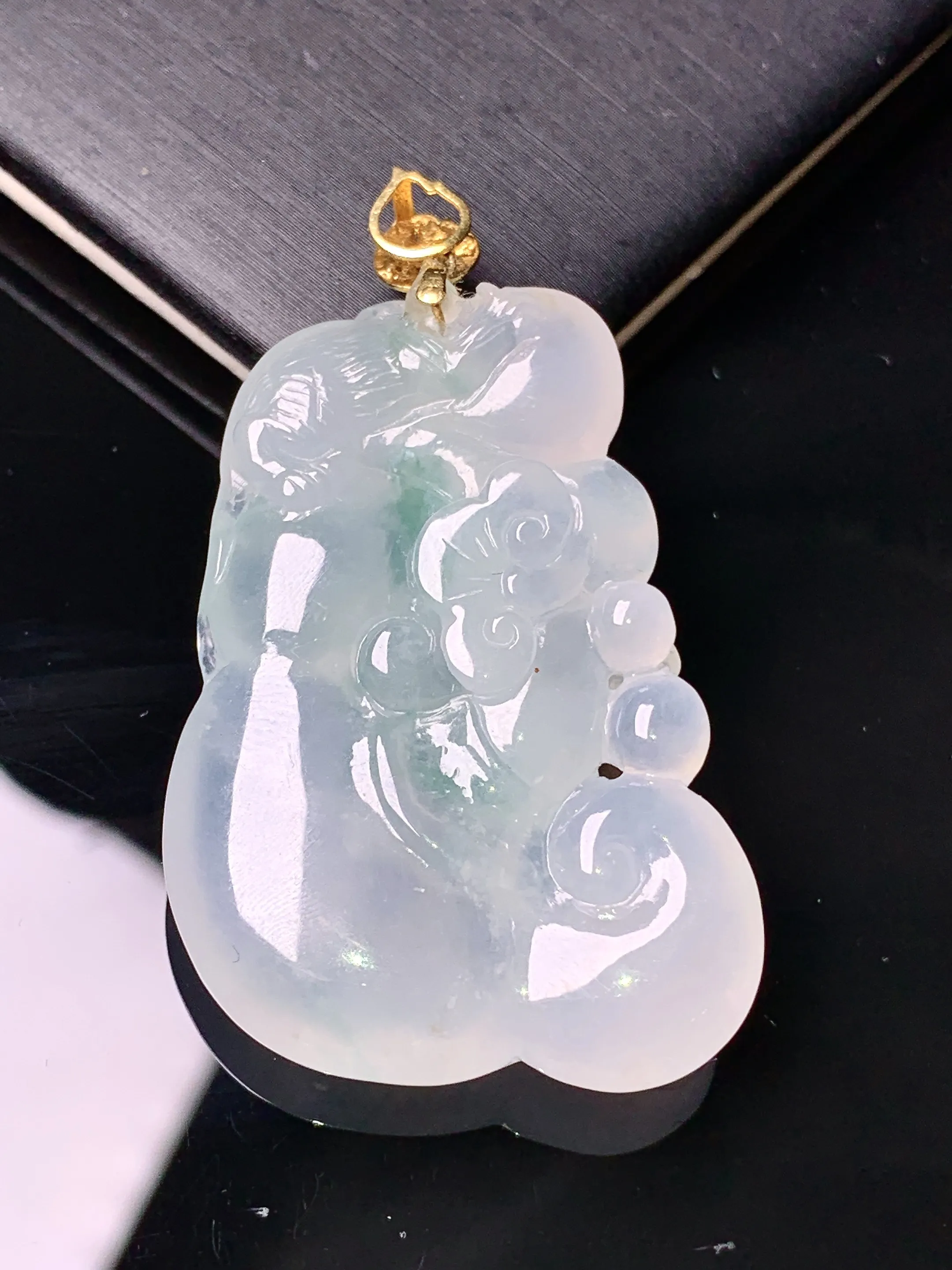 18k金镶嵌冰种如意吊坠 玉质细腻 色泽艳丽清新 整体尺寸47.6*27.6*6.8