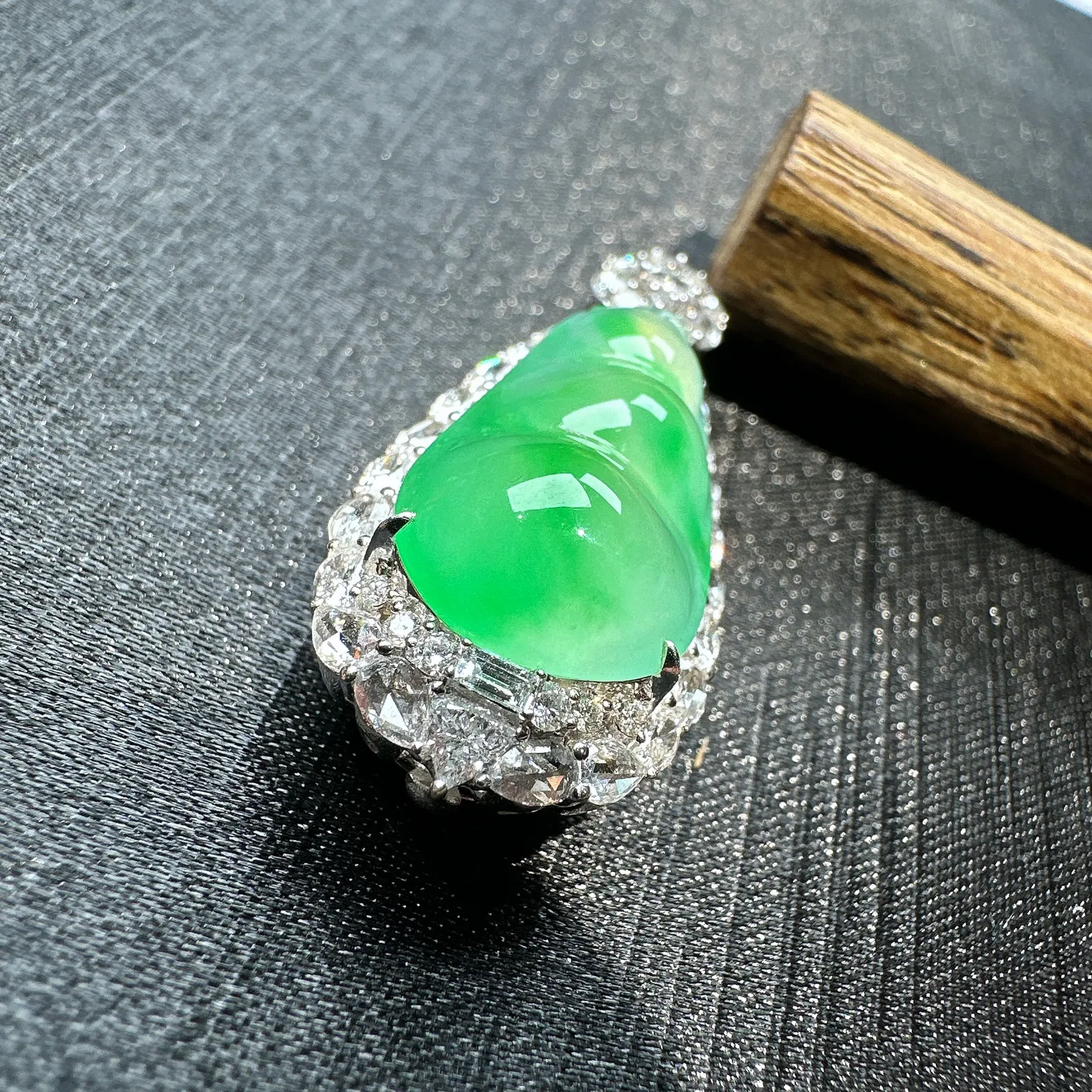 【冰种飘绿福豆吊坠】种地上乘，冰感十足，通透起光，饱满圆润，收藏品质，18k金钻镶嵌，裸石尺寸22.4*11.6*4.9毫米