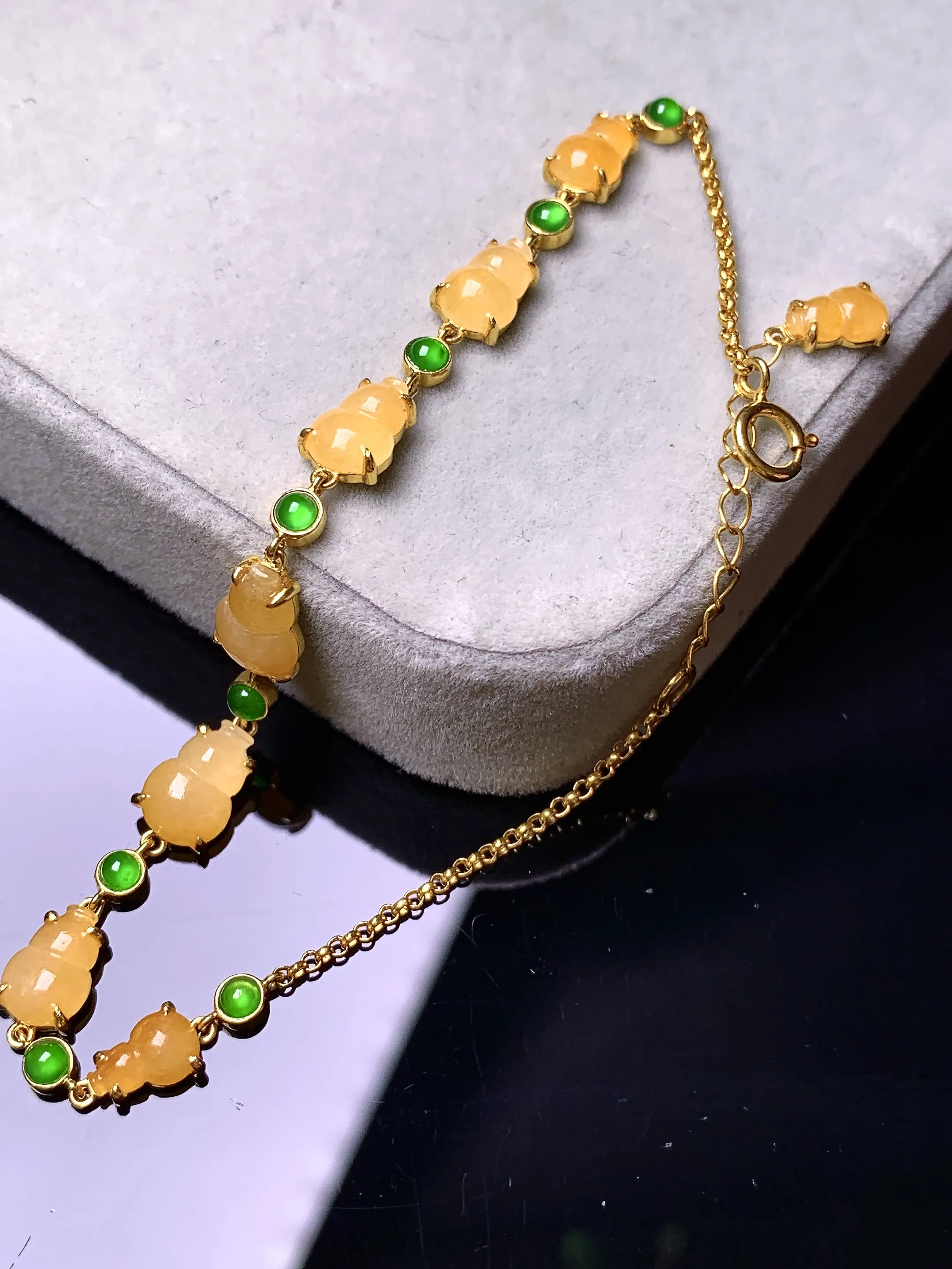 18k金镶嵌黄翡葫芦手链 玉质细腻 色泽艳丽清新 整体尺寸7.8*5.8*2.6