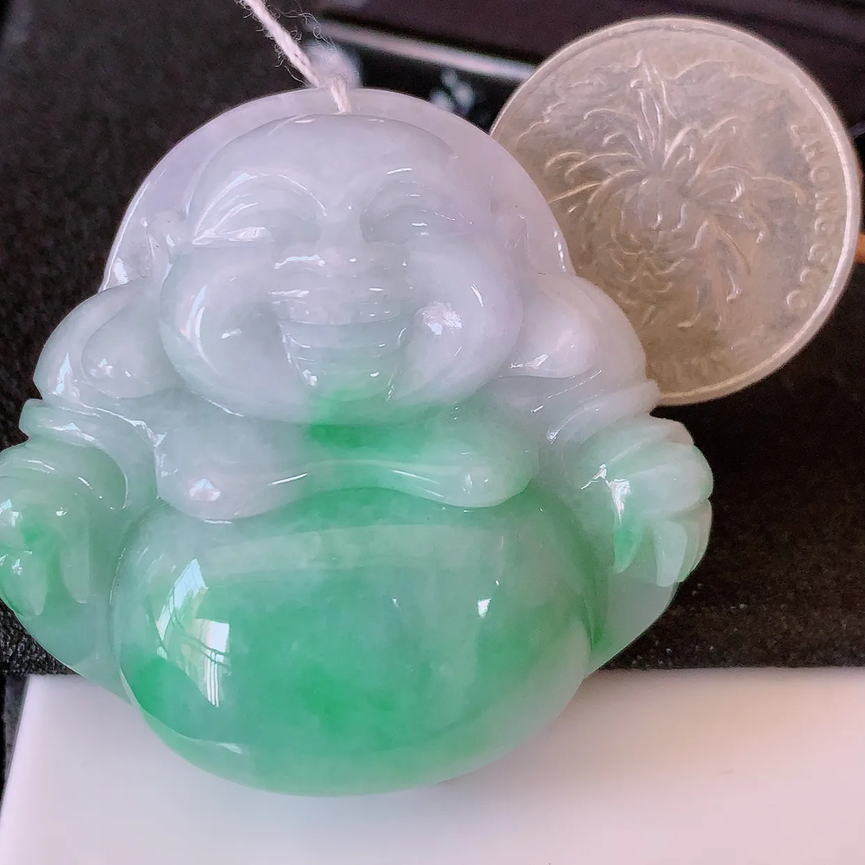 自然光实拍，大件厚装冰润飘绿翡翠佛公吊坠，开心笑佛，种老水足，颜色漂亮，立体饱满圆润，佩戴效果赞#46.13