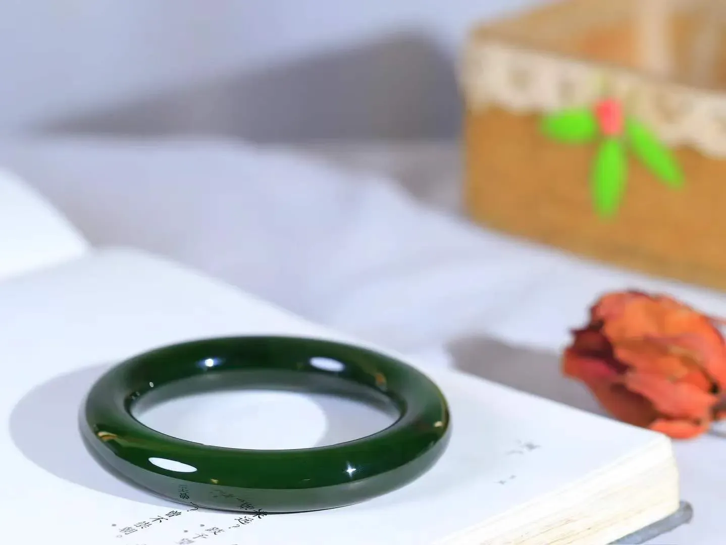 【温润如心.镯】

收藏级臻品和田玉碧玉圆条手镯，精选上等碧玉料，色泽清透，质地细腻。佩戴它，感受千年玉文化的温润与优雅，愿它为您带来平安与幸福。重79.5克  尺寸56-12.6-12mm  10101311A