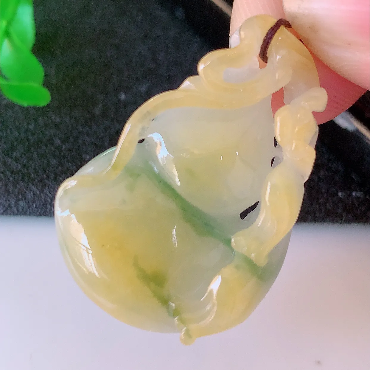 自然光实拍，冰润黄加绿翡翠葫芦吊坠，寓意福禄双全，财源滚滚，清新脱俗，佩戴效果优雅迷人！#60.13
