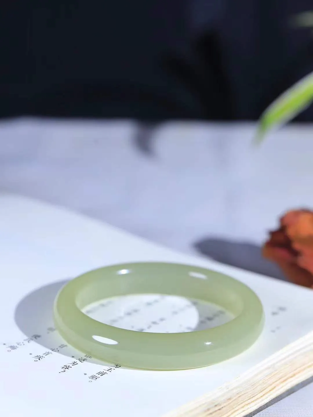 【情有独钟.手镯】

精品和田玉晴水手镯 玉质温润细腻 油性十足 手感舒适，高华雅逸，线条流畅，简