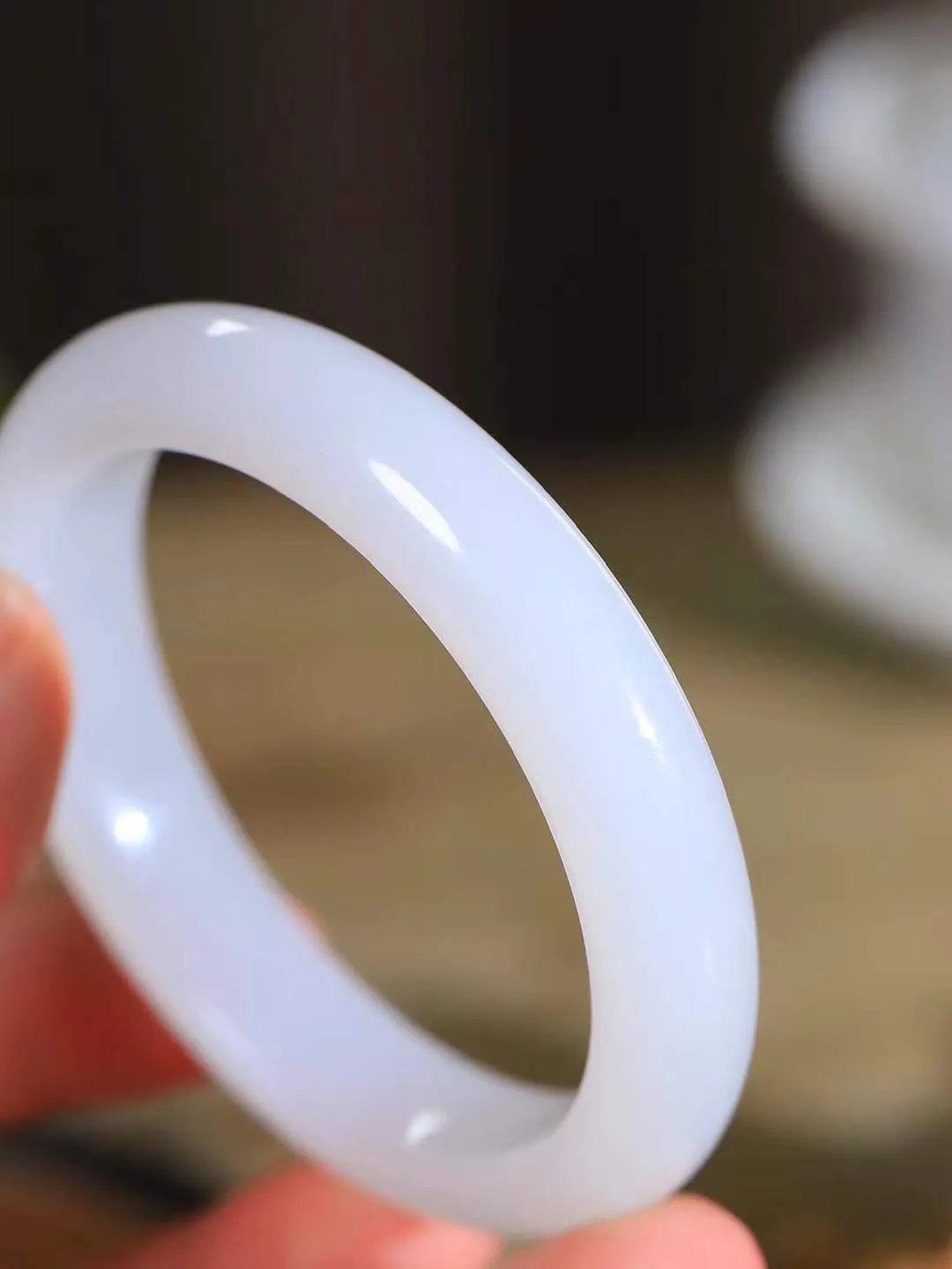 （温柔雅致.手镯）

精品️和田玉白玉手镯。镯型饱满，温润细腻，脂润沁香。️执一卷书，沏一盏茶，着一袭裙，戴一只镯。淡淡浅笺，素心若兰，静赏玉中诗画。悠悠岁月，芊手轻摘，盛满诗样芳华。重51.7克   尺寸54.5-12.3-9mm    FDL-661203033