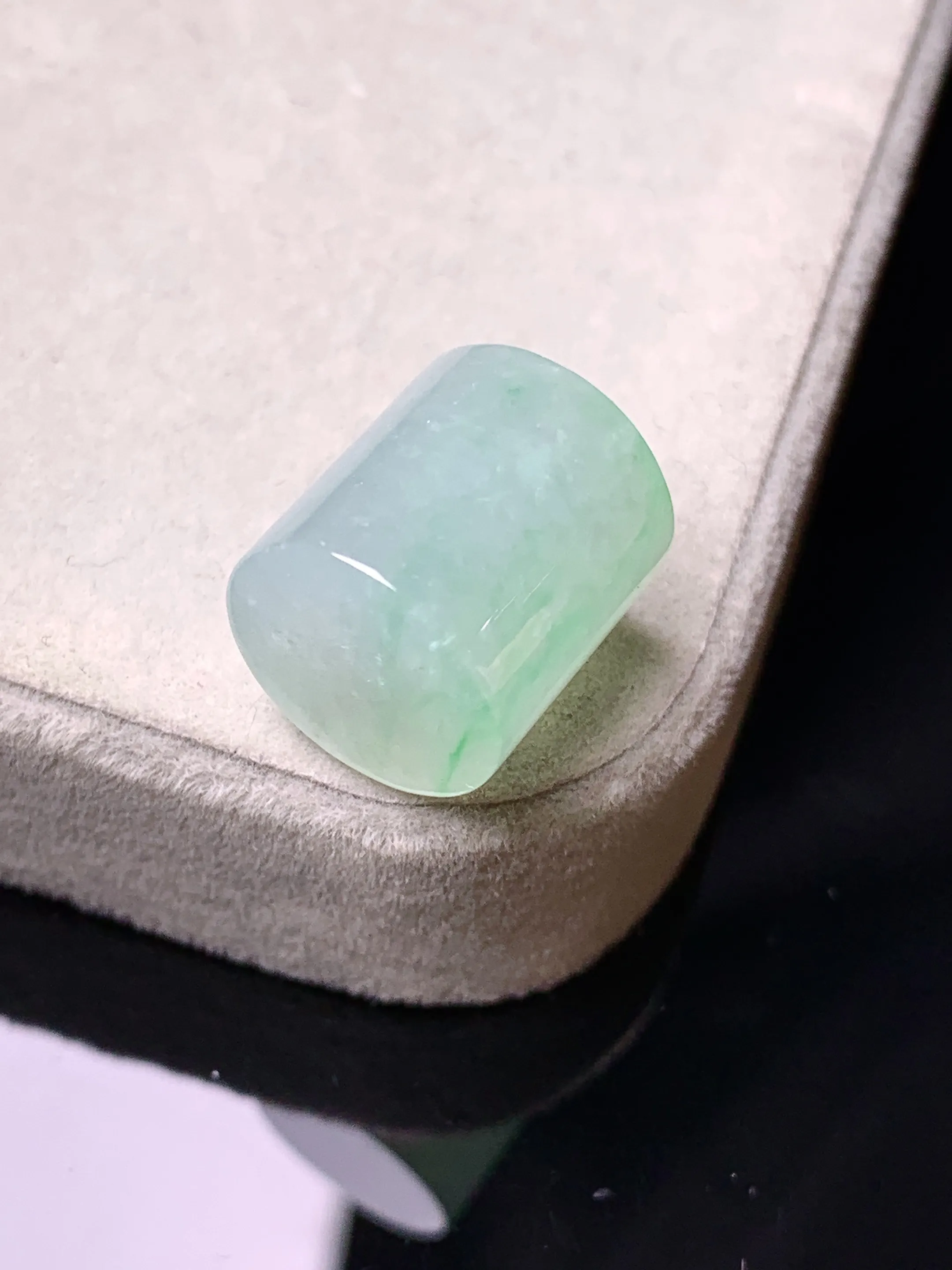 飘绿玉柱吊坠 玉质细腻 色泽艳丽清新 整体尺寸12.2*13