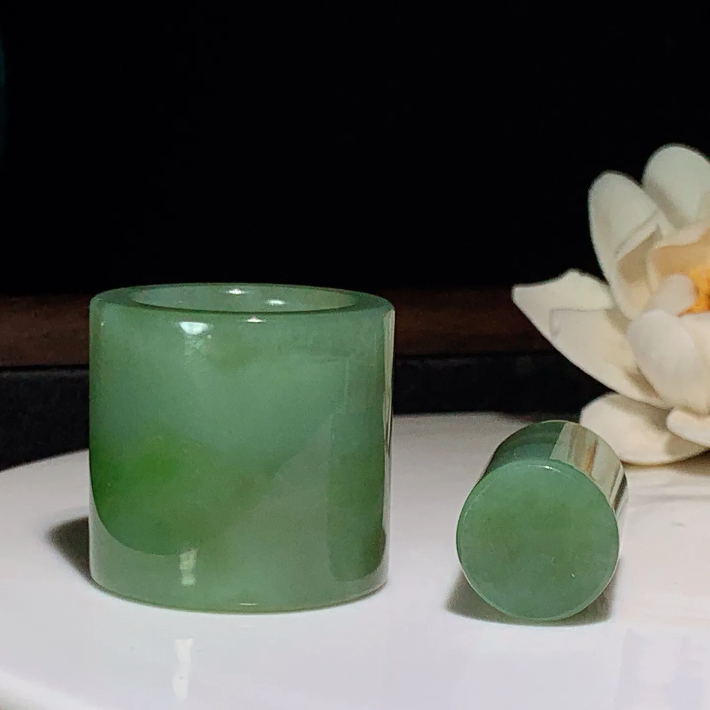 和田玉白飘阳绿俄罗斯碧玉扳指 内径21.5尺寸30/4重54.5克 玉质细腻油润 底色纯净 脂粉好，品质好。lt260114