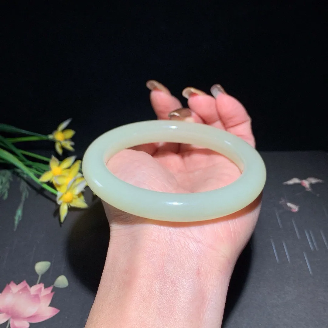 和田玉63圈口黄口料手镯！玉质细腻油润 底色纯净 无裂无杂 脂粉好，品质高。