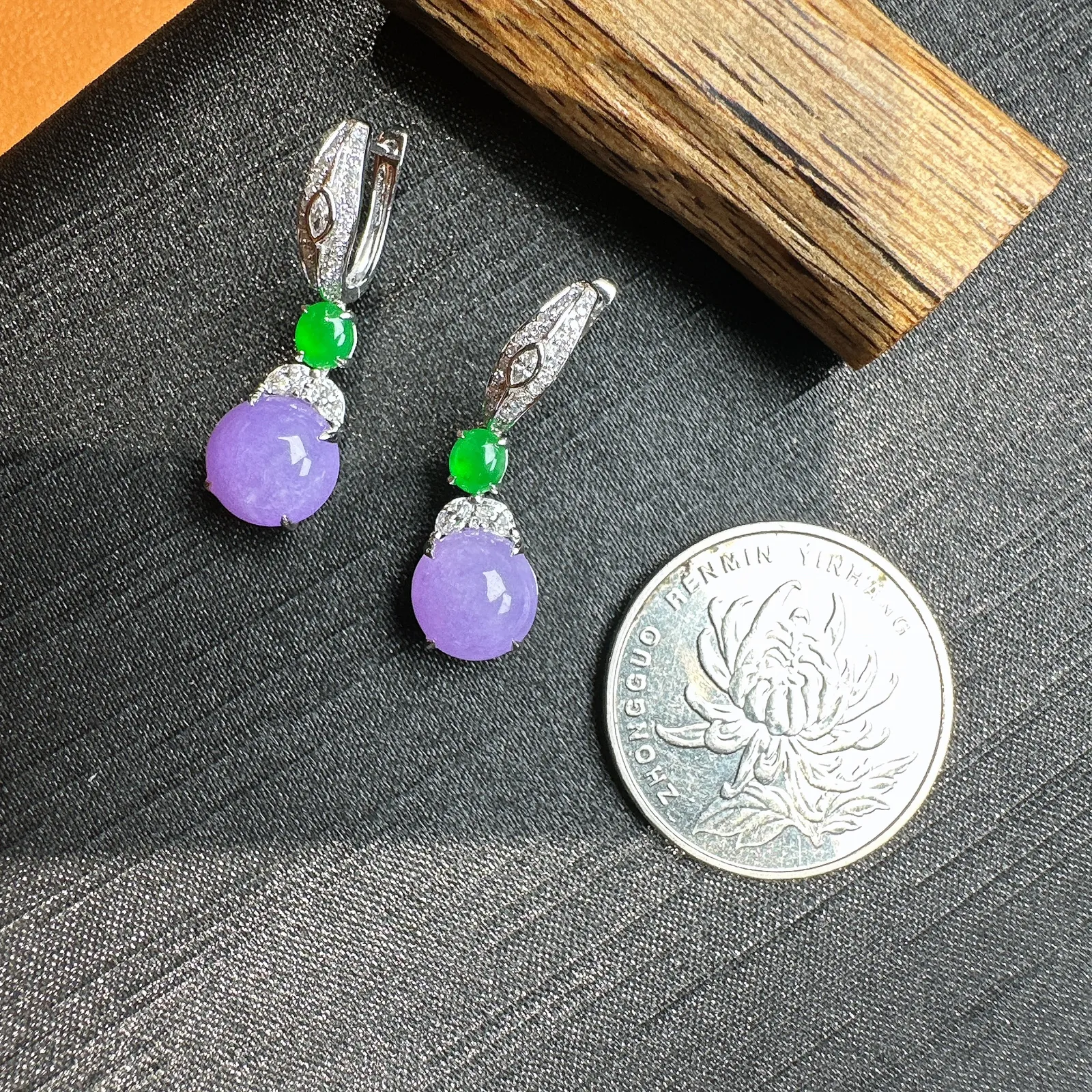 【冰种紫蛋面耳坠】质地细腻，色泽鲜亮，光泽度不错，18k金钻镶嵌，裸石尺寸8.8*8.6*3.8毫米