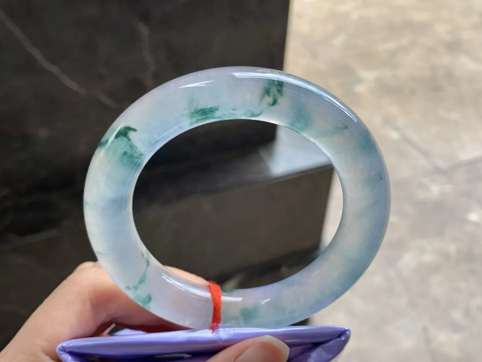 56-12.5

高冰蓝花圆条手镯 冰透 飘花浓郁