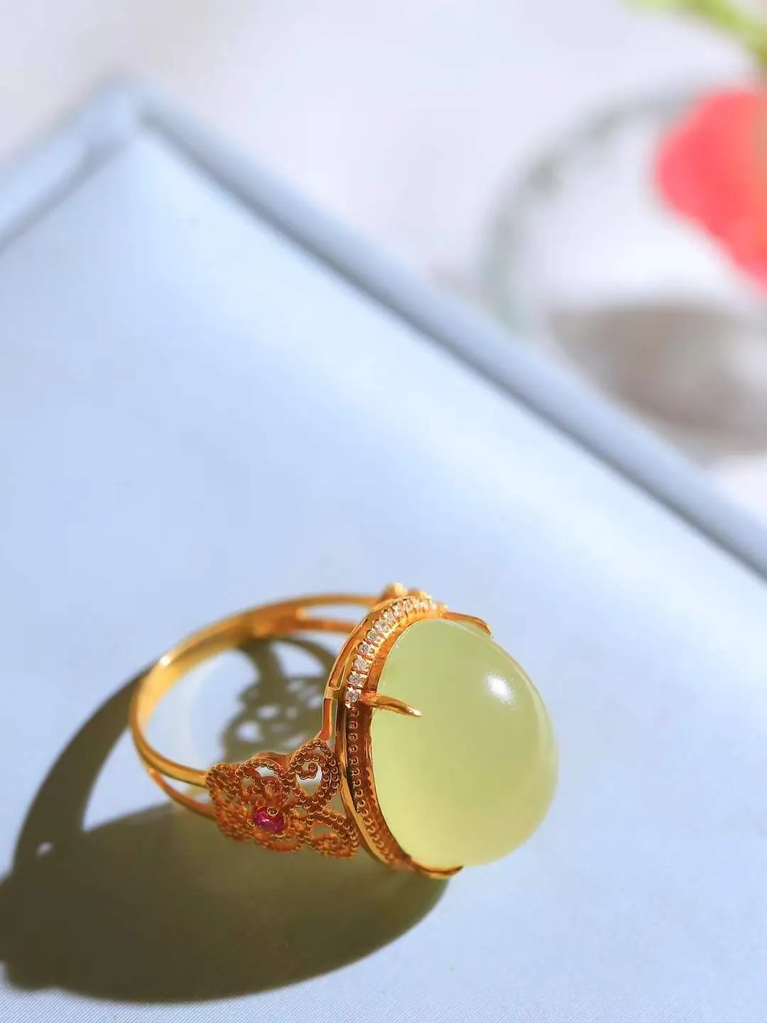 【金镶玉.戒指】

精品和田玉黄口18k金镶嵌戒指 玉质细腻温润 油性十足 ，不论时光如何流转变化，