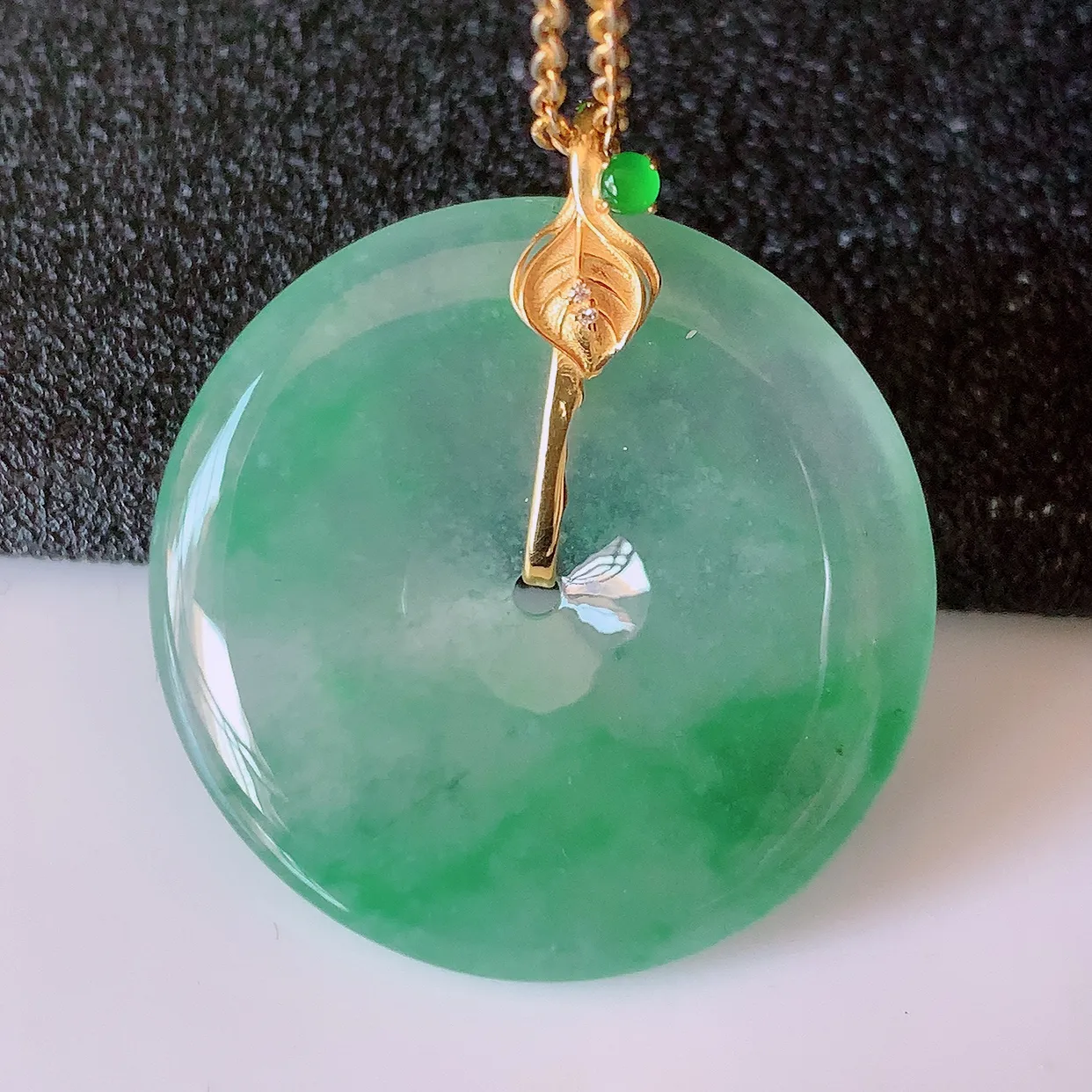 18K金镶嵌冰种飘绿翡翠平安扣吊坠，平安是福；翠色灵动，很美的料子，平安扣佩戴优雅迷人！#41.13