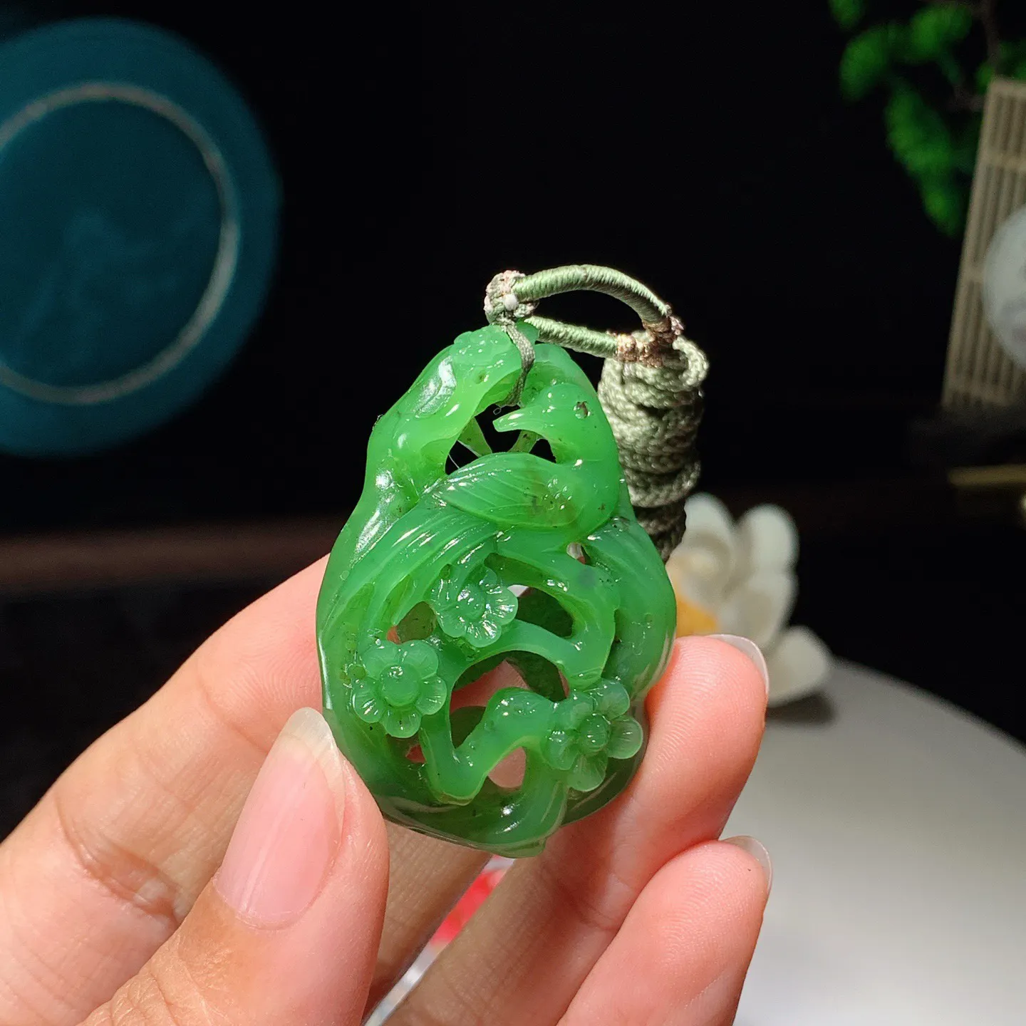 和田玉阳绿俄罗斯碧玉喜上眉梢挂件 尺寸44/30/10重16克 玉质细腻油润 底色纯净 脂粉好，品质好。lt260114