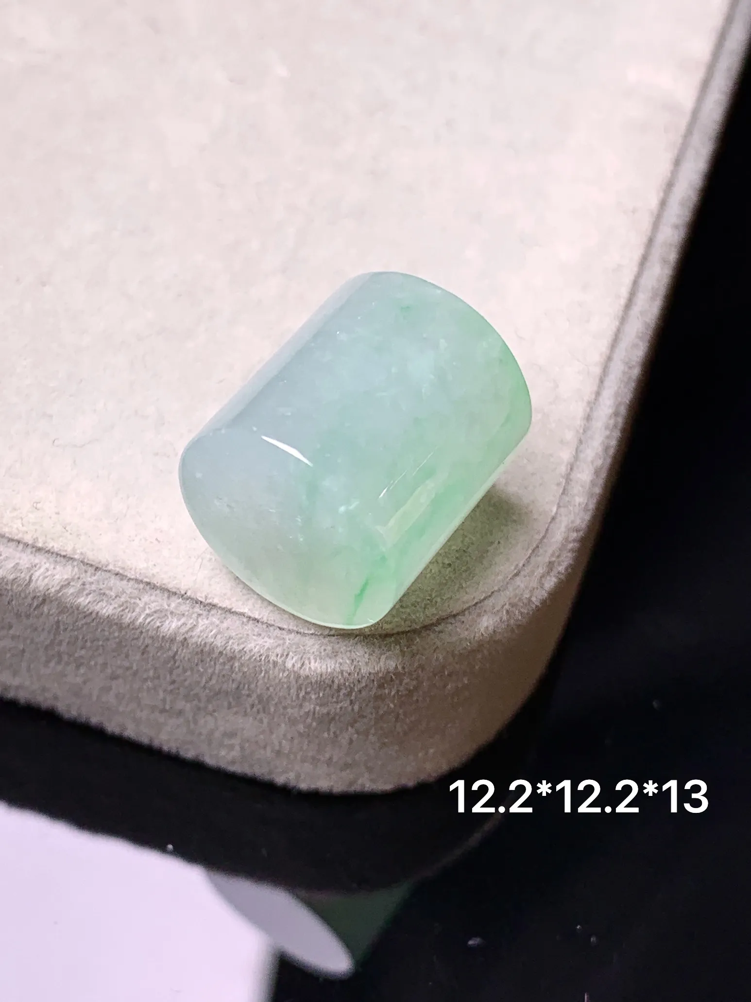 飘绿玉柱吊坠 玉质细腻 色泽艳丽清新 整体尺寸12.2*13