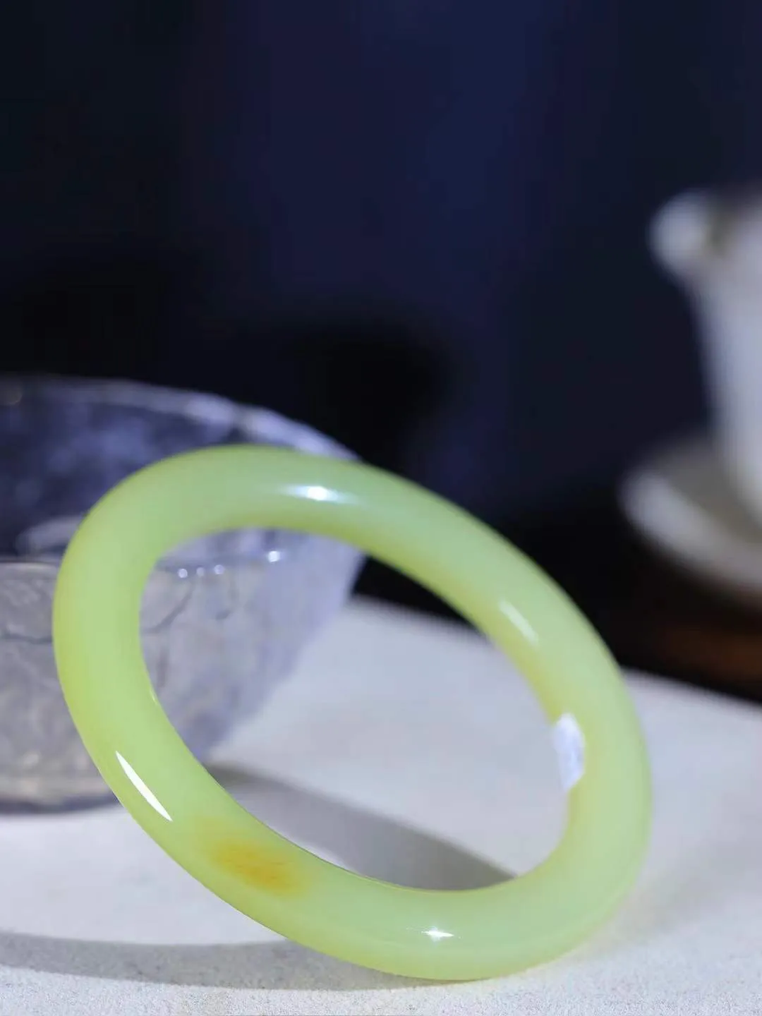 （温柔雅致.手镯）

精品️和田玉黄口带糖手镯。镯型饱满，温润细腻，脂润沁香。️执一卷书，沏一盏茶，着一袭裙，戴一只镯。淡淡浅笺，素心若兰，静赏玉中诗画。悠悠岁月，芊手轻摘，盛满诗样芳华。重37克   尺寸53.5-8.1-9.3mm    FDA-321203000