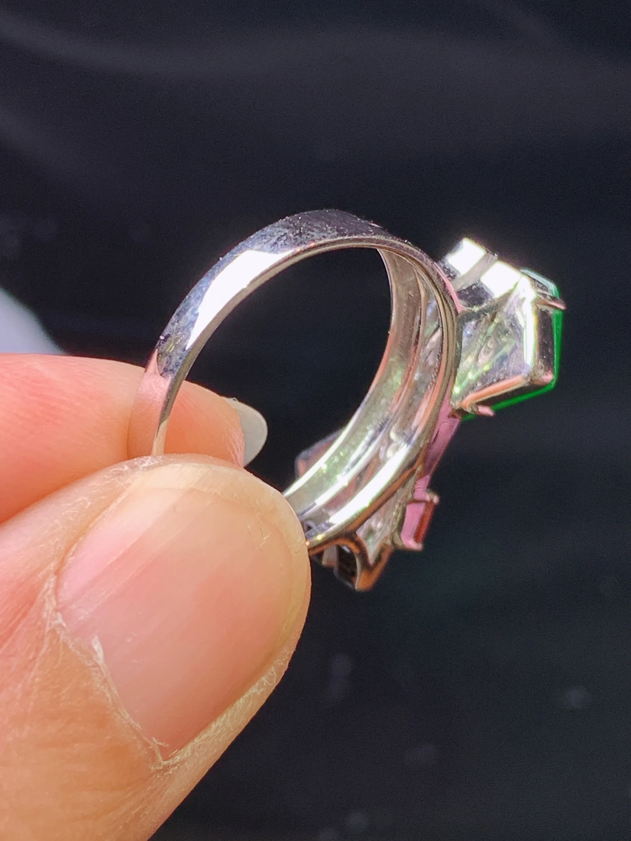 18k金钻镶嵌黄绿随形戒指 玉质细腻 色泽艳丽清新 圈口14 整体尺寸10*6.3*3.6