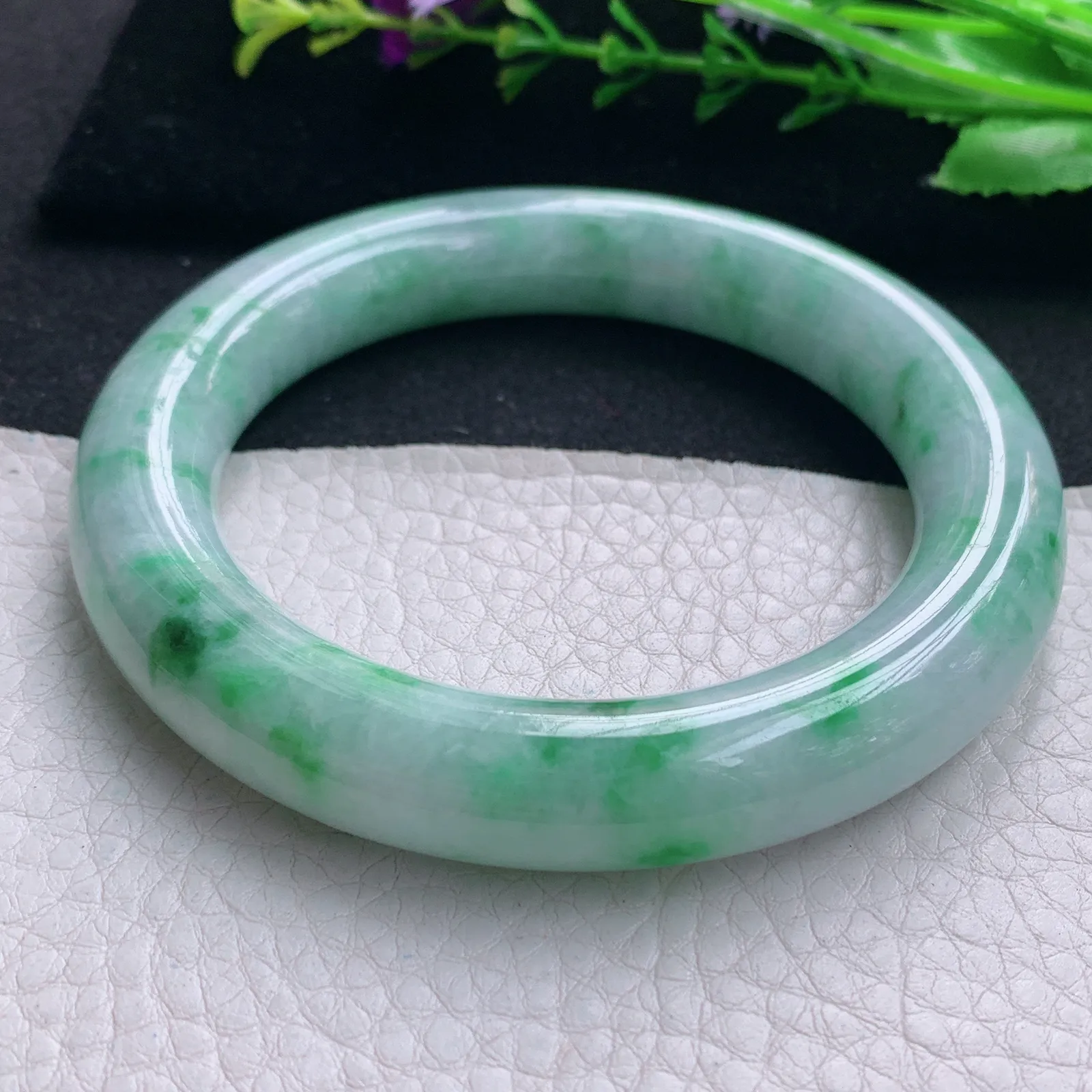 n实拍59*12.2*12胖圆镯 天然缅甸翡翠飘绿大气水润圆条玉手镯 正圈玉手环