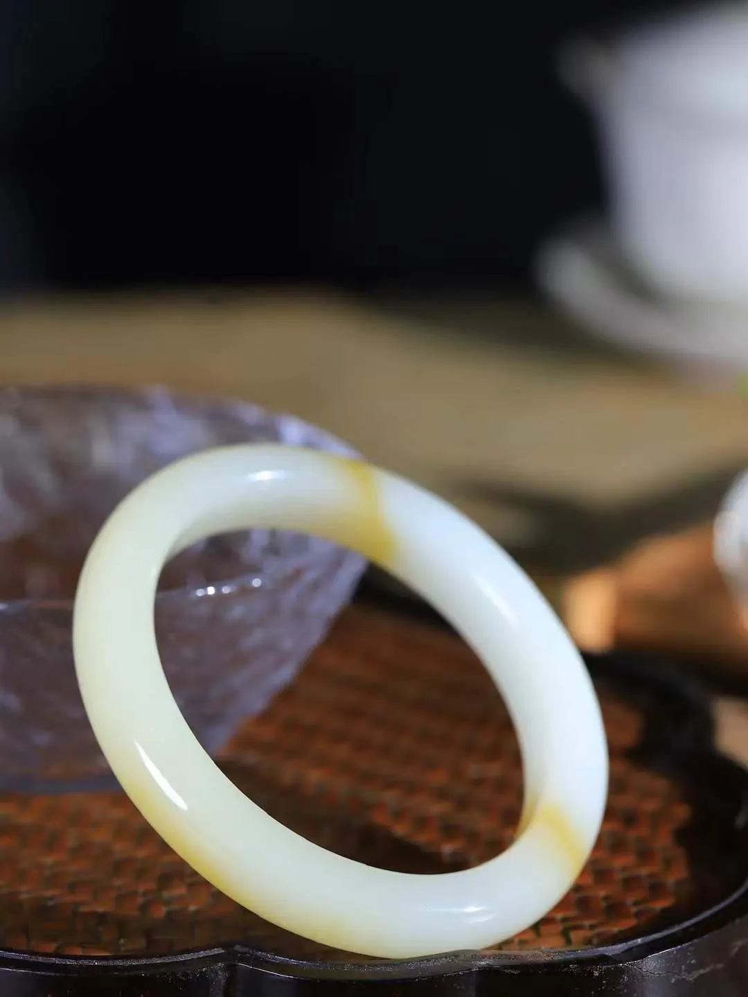 【贵妃镯.玉腕清响】    

精品和田玉糖白玉贵妃镯，玉质温润细腻 油性十足 相传杨贵妃十分喜爱椭圆形态手镯，后人称其为贵妃镯。因其形与人手腕形相吻合，佩戴更服帖，别具妩媚风格。
重48克   正圈内径53.8-50.8mm尺寸11-8.7mm   fDL-10181416