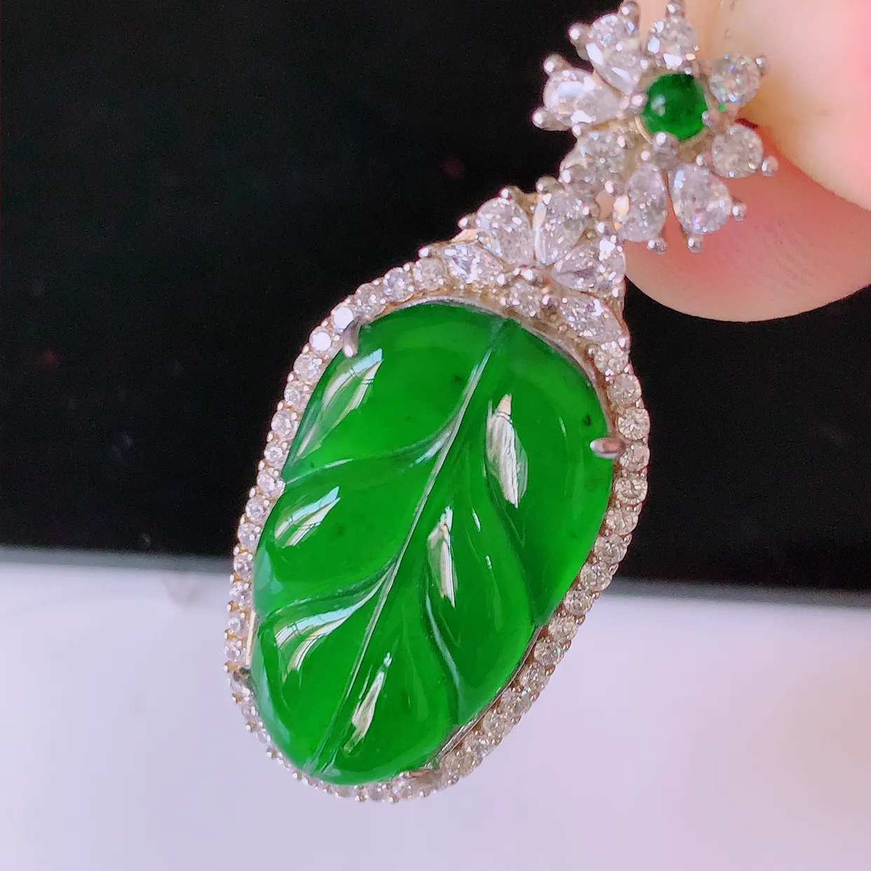冰透满绿翡翠925银镶嵌叶子吊坠，自然光实拍，翠色灵动，颜色漂亮，种老水足，品相佳，佩戴佳品！#97.13整体37.5-15.8*7.6裸石23*13