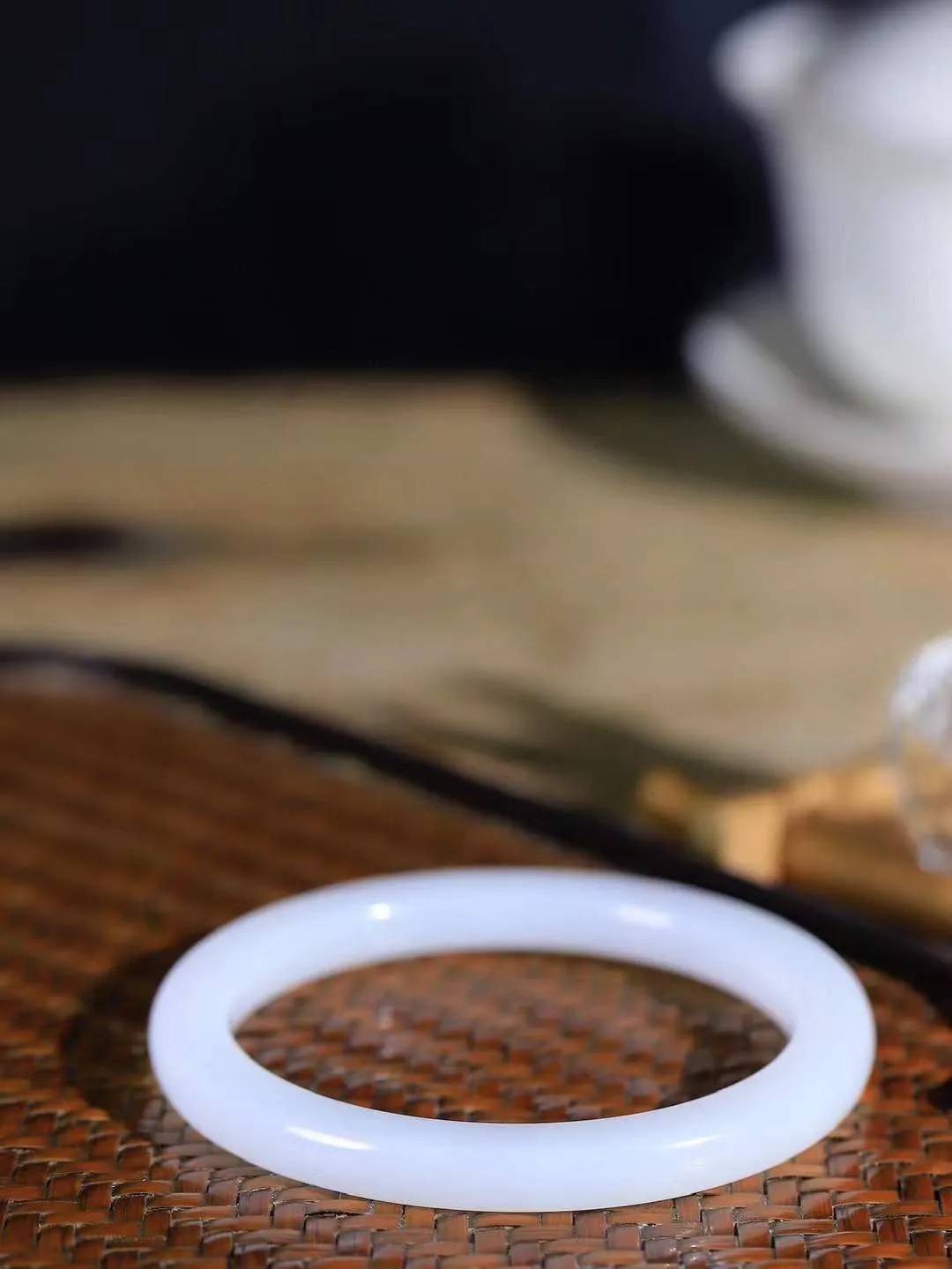 【婉约佳人.手镯】

精品和田玉白玉手镯 玉质温润细腻 油性十足 手感舒适，高华雅逸，线条流畅，简约大气，美自天成，素雅高贵。佩戴于腕间，婉约之美，举手投足间透出那份低调奢华。重26.5克 内径54mm  尺寸6.3-8mm   FDA-66151433