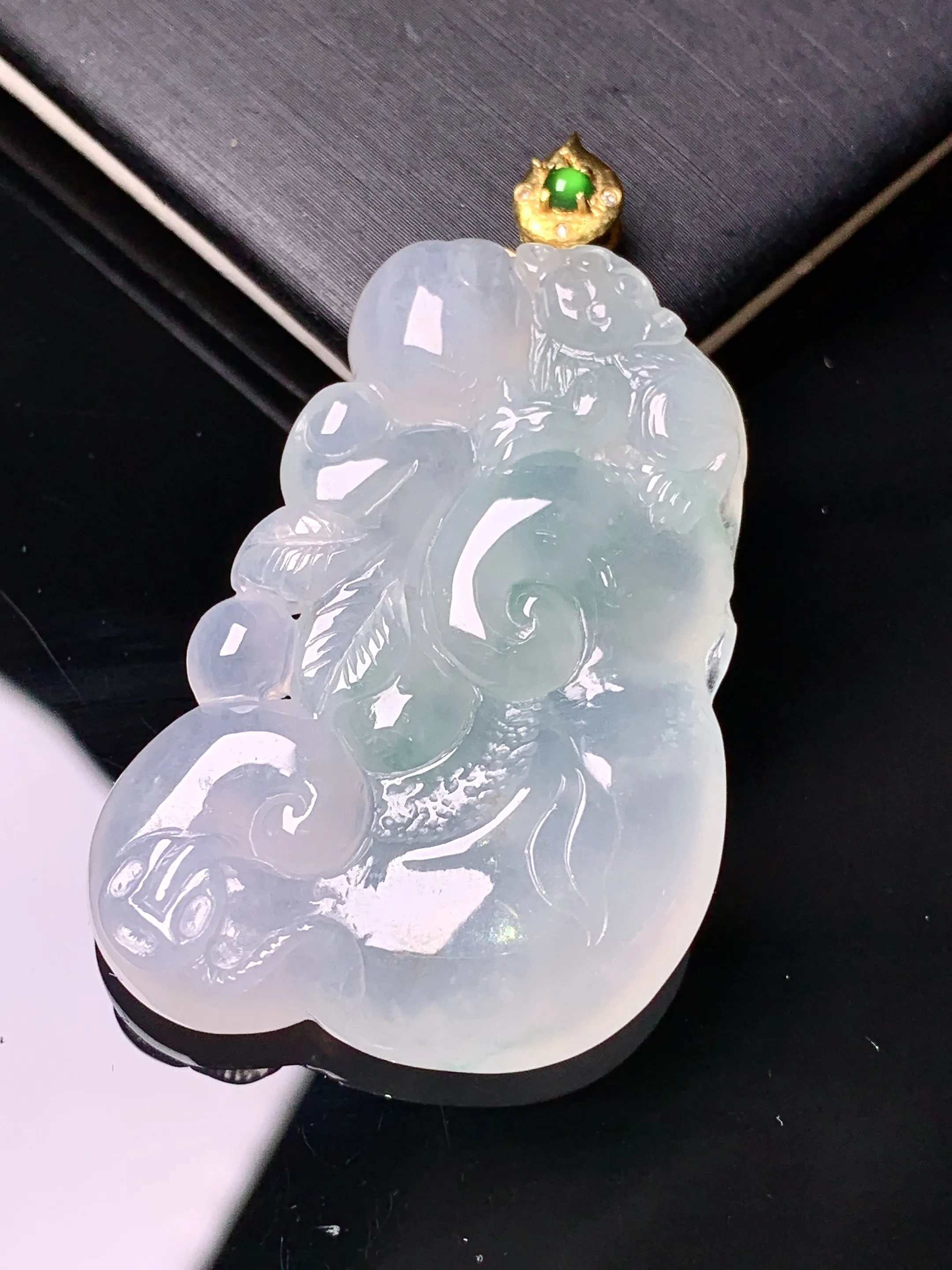 18k金镶嵌冰种如意吊坠 玉质细腻 色泽艳丽清新 整体尺寸47.6*27.6*6.8