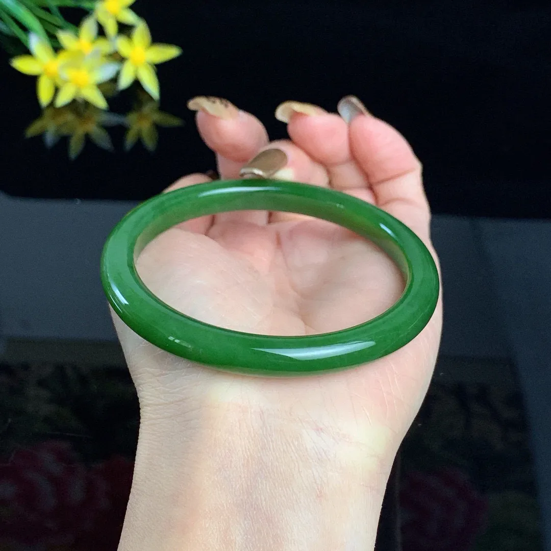 和田玉61圈口阳绿色碧玉手镯！玉质细腻油润 底色纯净 无裂无黑无棉 脂粉好，品质高