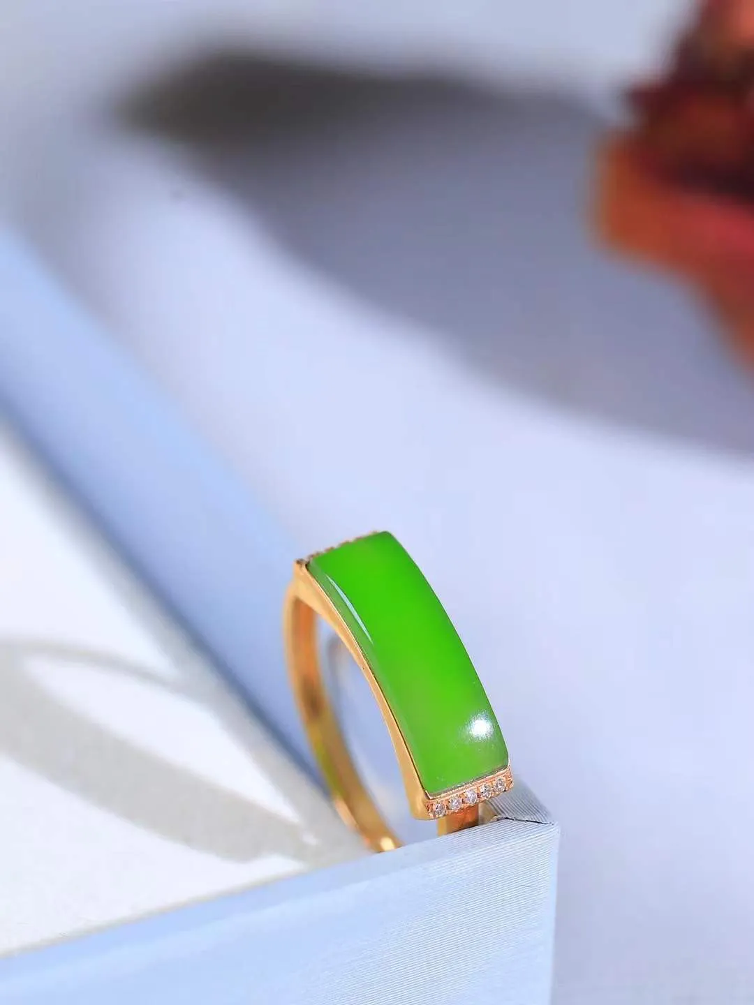 【金镶玉.戒指】

精品和田玉碧玉18k金镶嵌戒指 玉质细腻温润 油性十足 ，不论时光如何流转变化，