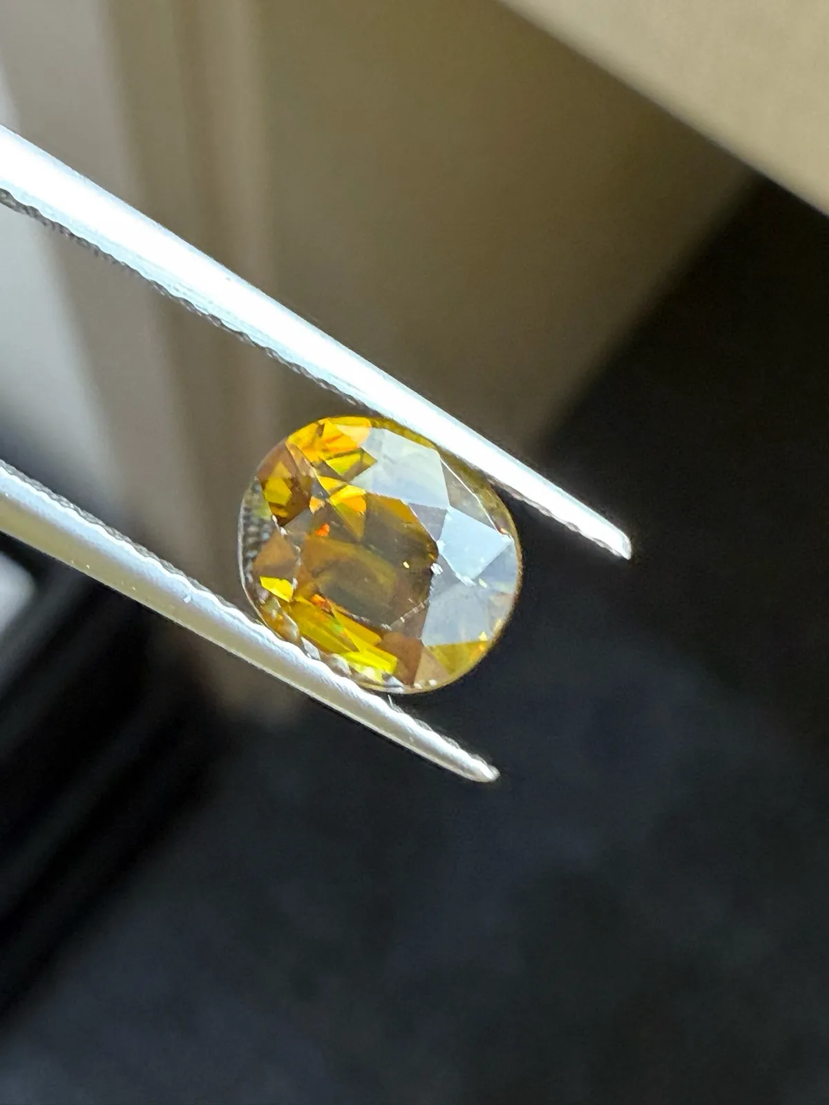 1.97克拉天然榍石戒面裸石，颜色超美，火彩超好，尺寸：7.7*6.6*5.2mm