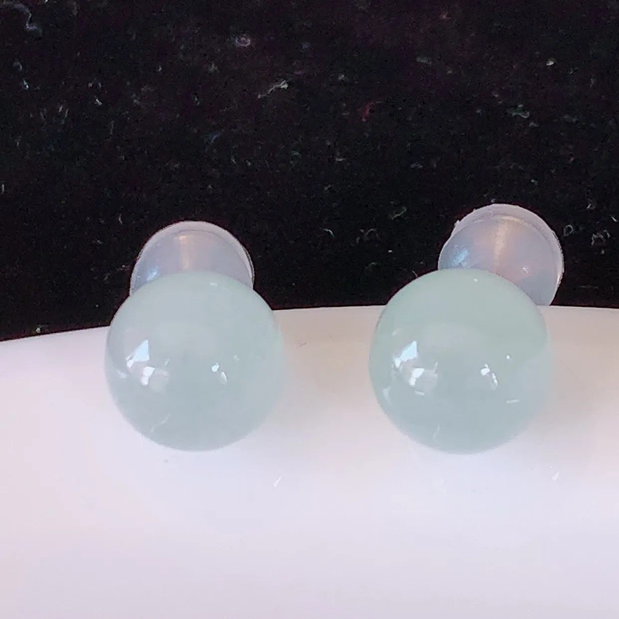 自然光实拍 18k金镶嵌冰种翡翠耳钉，沁人心脾，豪华镶嵌而成，耳钉佩戴效果大气出众，尽显气质。种水好，胶感足，颜相当漂亮，高性价比，值得入手品鉴！#42.13耳钉整体18.5裸石8