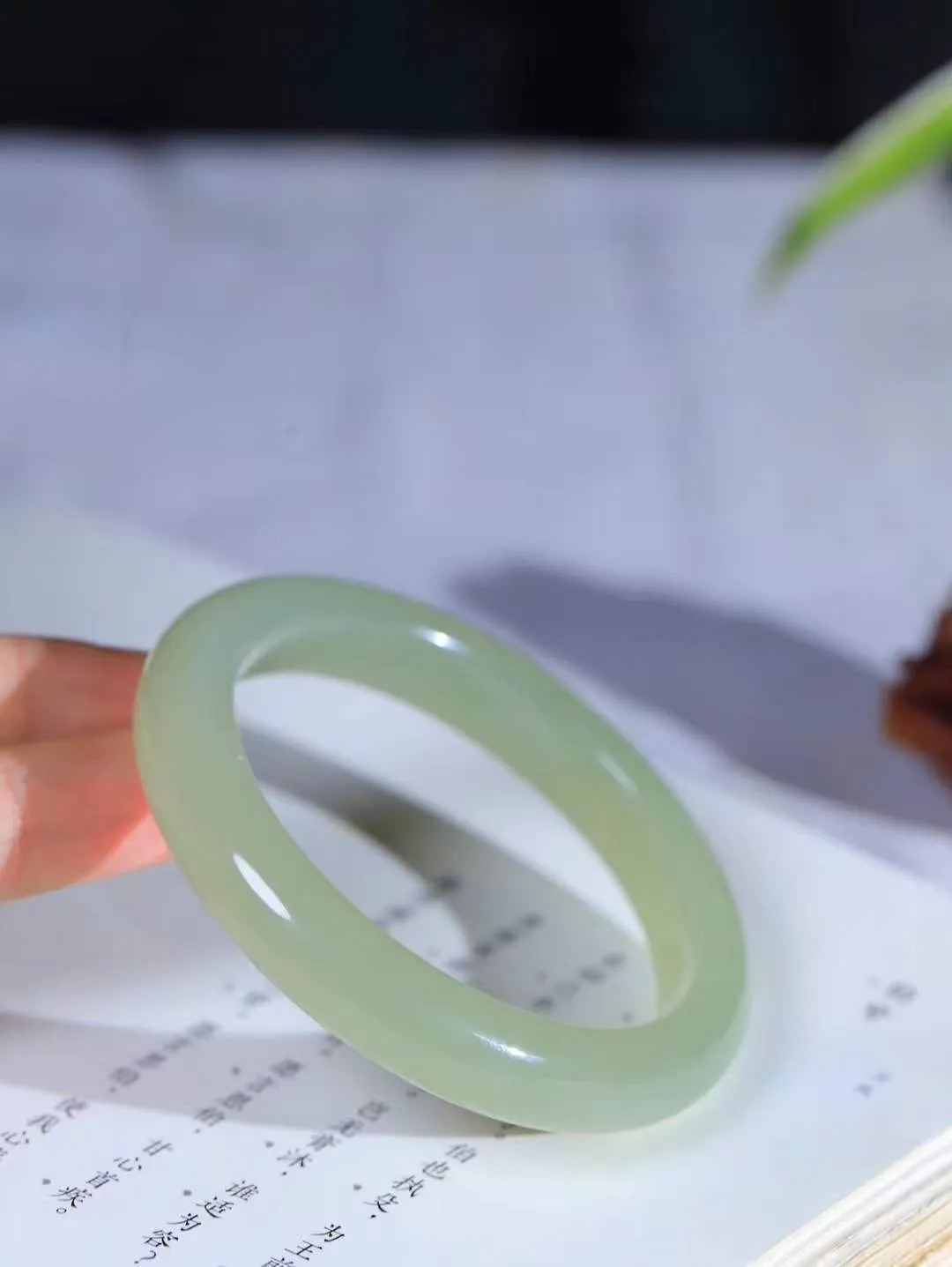 【温润于心.手镯】

精品️和田玉晴水手镯，如晴水般清澈，似晴空般纯净。每一缕纹理都诉说着大自然的馈赠，温润细腻，触手生温。佩戴它，仿佛将一片宁静的晴水湖戴在腕间，优雅从容，气质非凡。重56.6克  尺寸58.5-11.8-9mm  55121433A