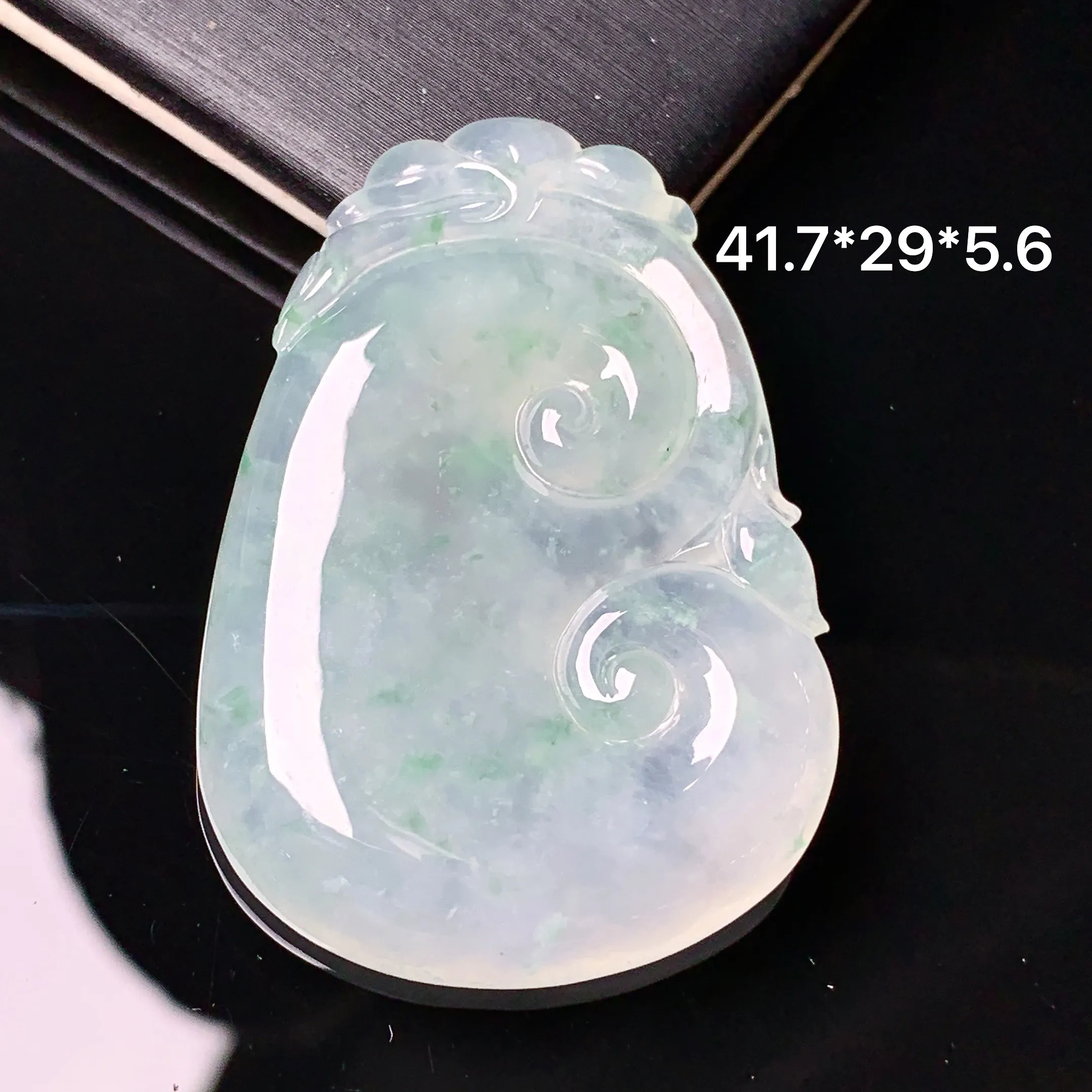 冰种飘花如意吊坠 玉质细腻 色泽艳丽清新 整体尺寸41.7*29*5.6