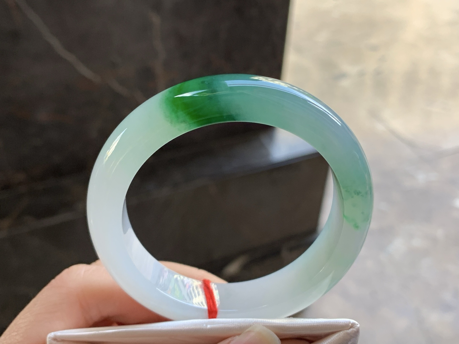 53-13-8.8

辣绿色手镯^_^颜色鲜艳 起光 种水足