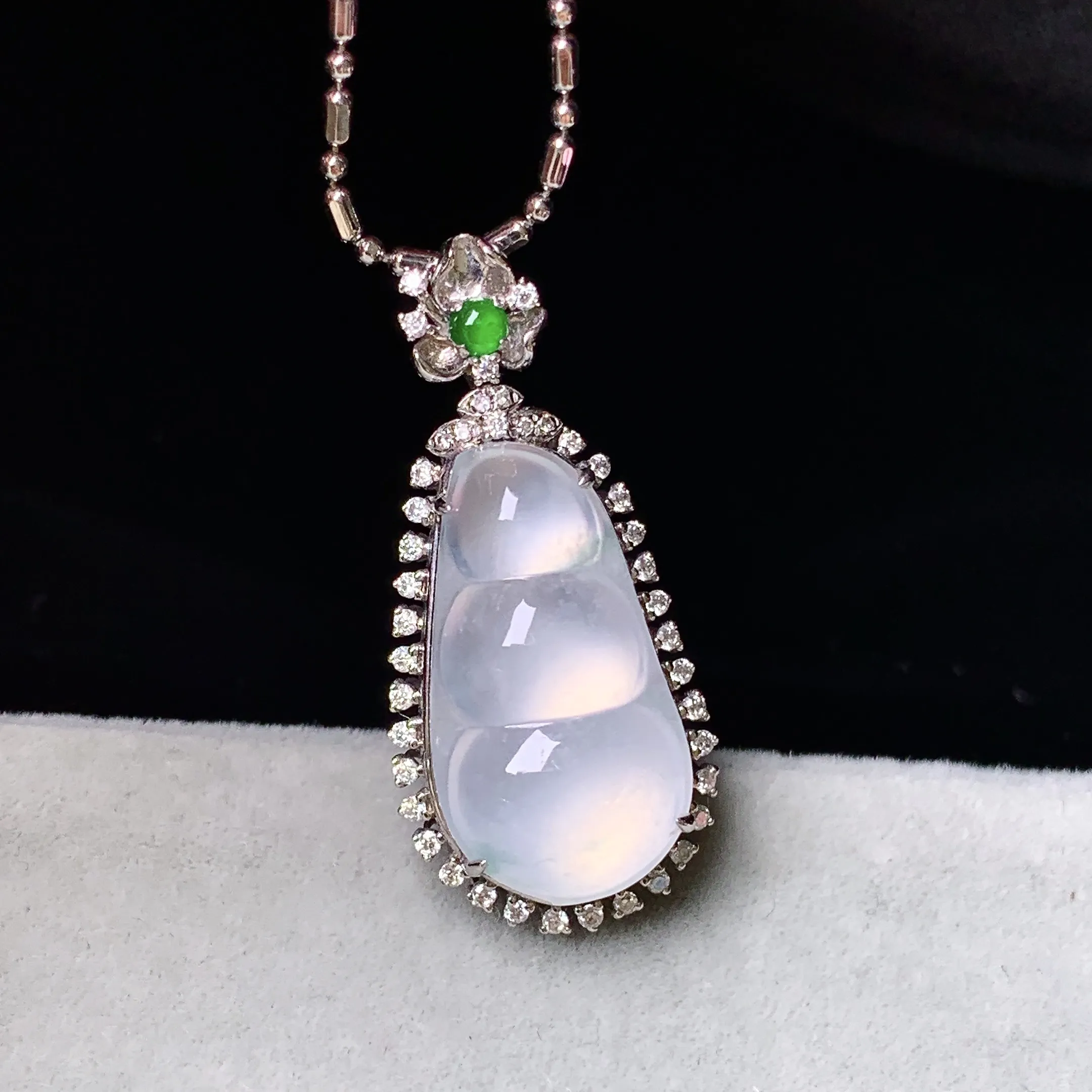 18k金钻镶嵌冰种四季豆吊坠 玉质细腻 色泽艳丽清新 整体尺寸28.8*13.5*8.6