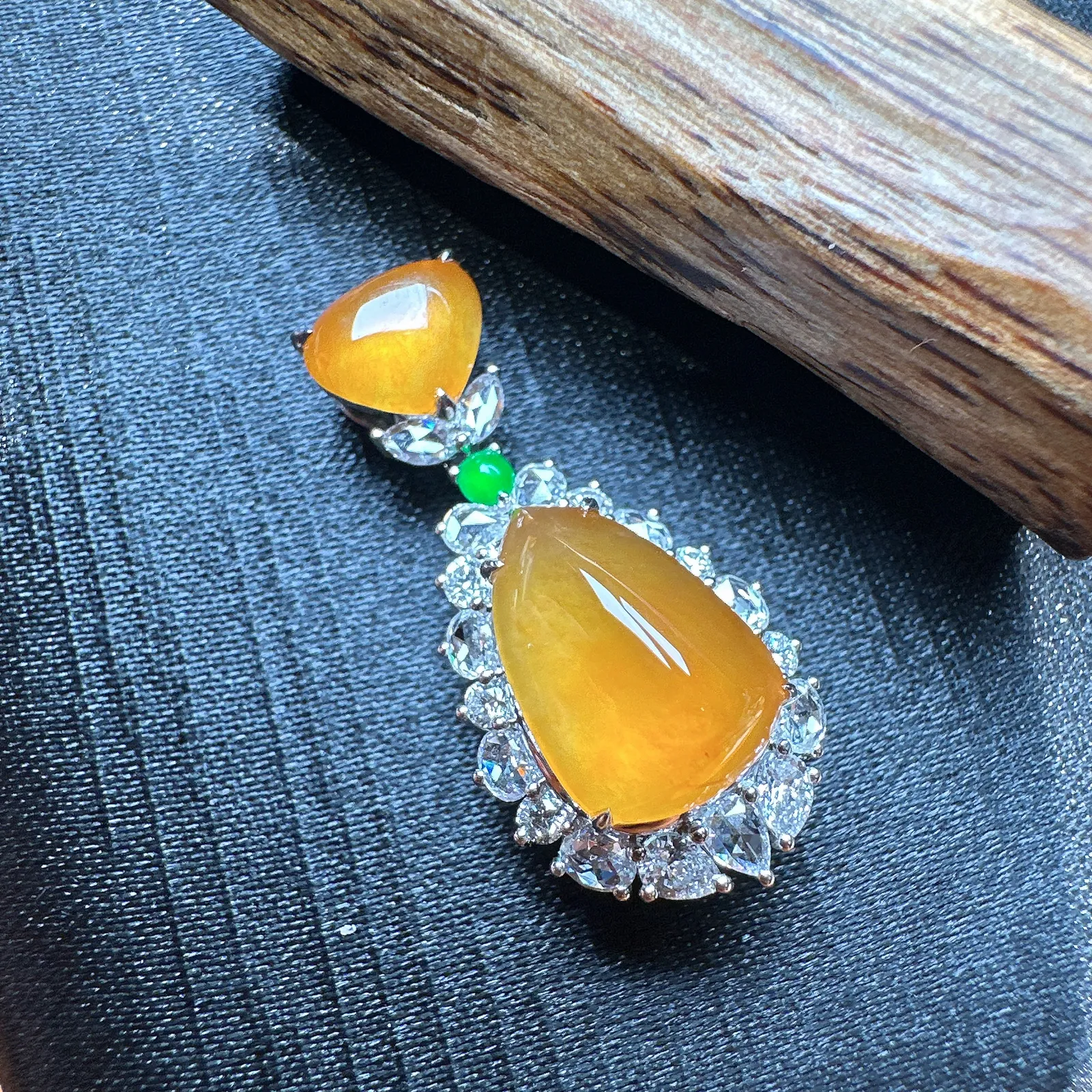 【冰种黄翡水滴吊坠】质地细腻，冰润透亮，光泽出众，18k金钻镶嵌，裸石尺寸12.4*8.8*4.8毫米。