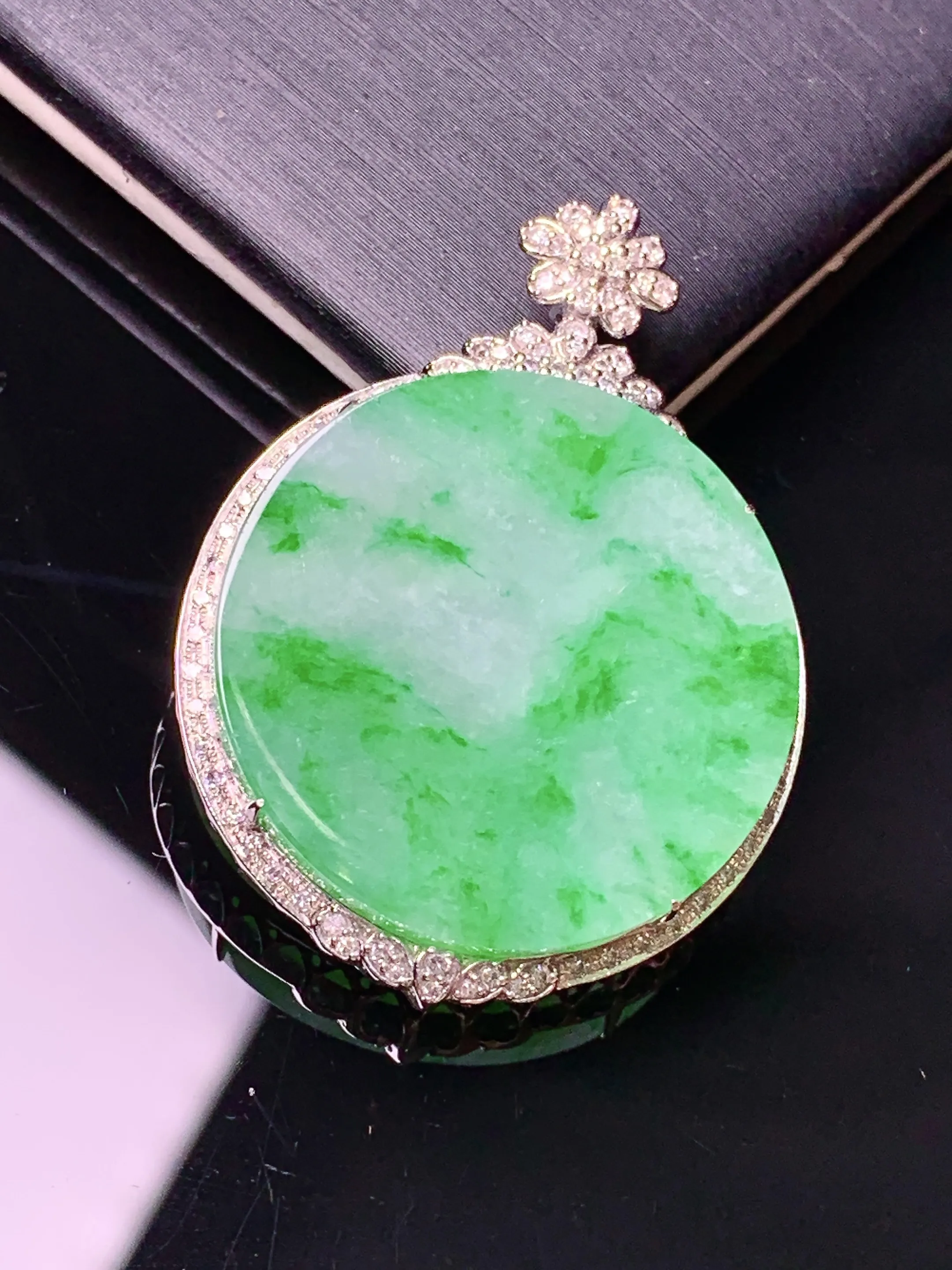18k金钻镶嵌翠绿圆牌吊坠 玉质细腻 色泽艳丽清新 整体尺寸37*27.2*6.2