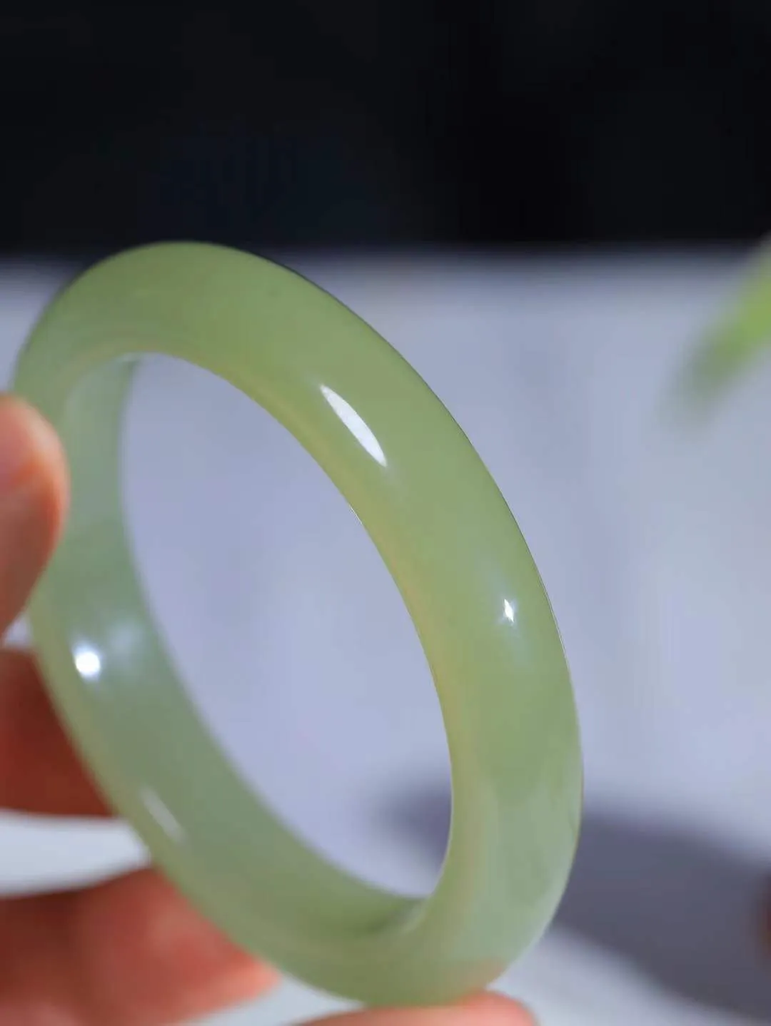 【岁月之韵.手镯】

精品和田玉晴水手镯，色泽淡雅如雨后初晴的天空，清新脱俗。手镯圆润饱满，寓意圆满和谐，承载着岁月的温柔与时光的沉淀。无论是日常佩戴还是珍藏，都是对美好生活的诗意表达。重49.5克  尺寸55-11.7-8.6mm  56101474A