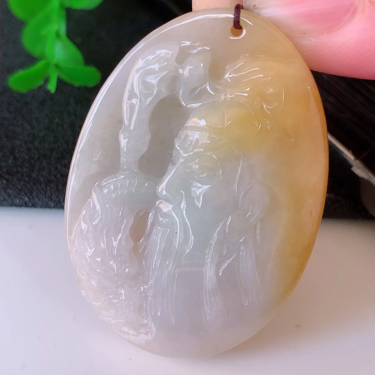 自然光实拍，冰润黄翡双彩翡翠关公吊坠。翡翠关公是生意人喜爱的财神爷，助您财运亨通，步步高升，关公威风凛凛中蕴含宽厚仁慈，质地细腻，佩戴上身非常大气！#60.13