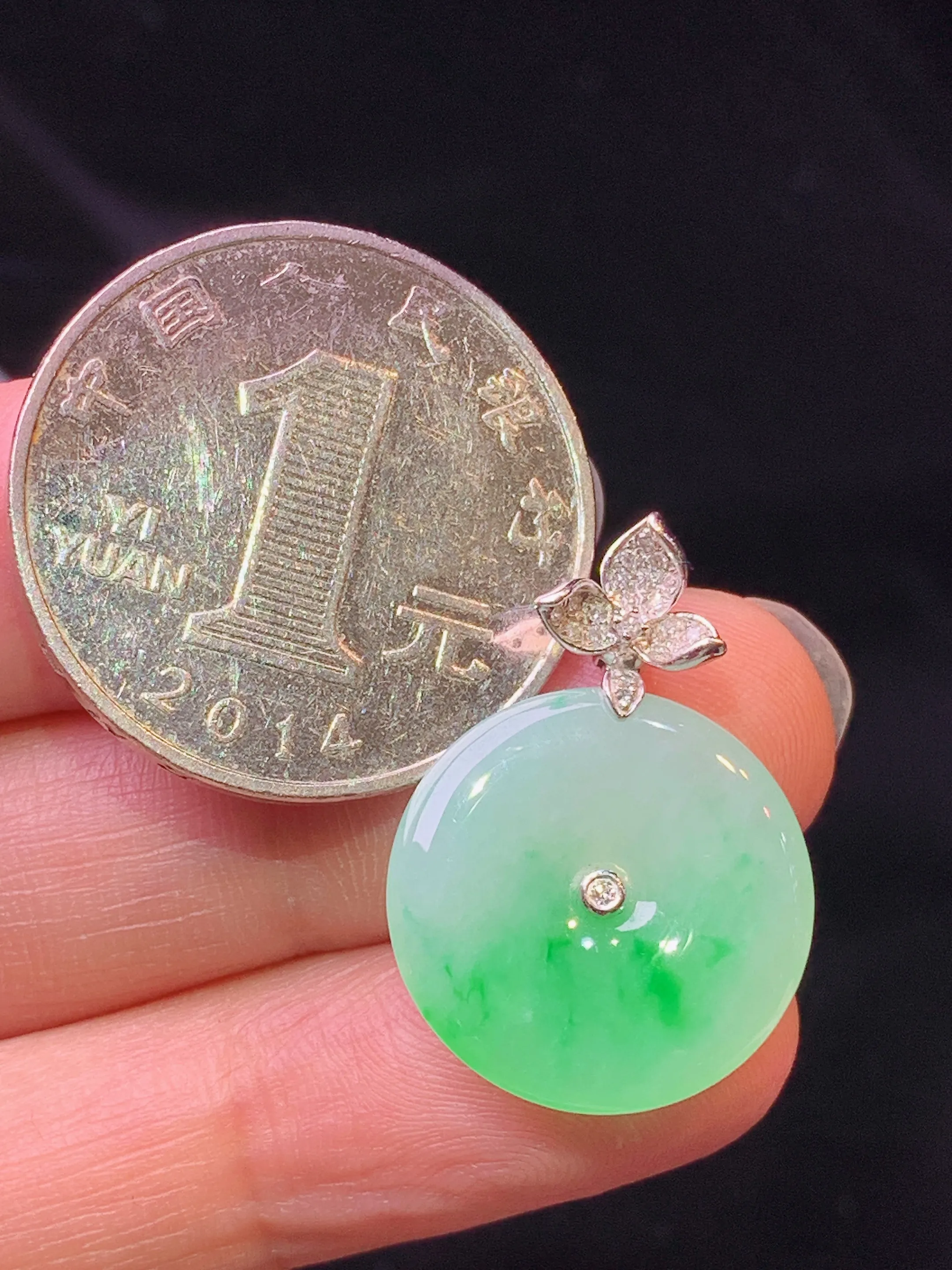 18k金钻镶嵌翠绿平安扣吊坠 玉质细腻 色泽艳丽清新 整体尺寸24.5*17.5*3.3