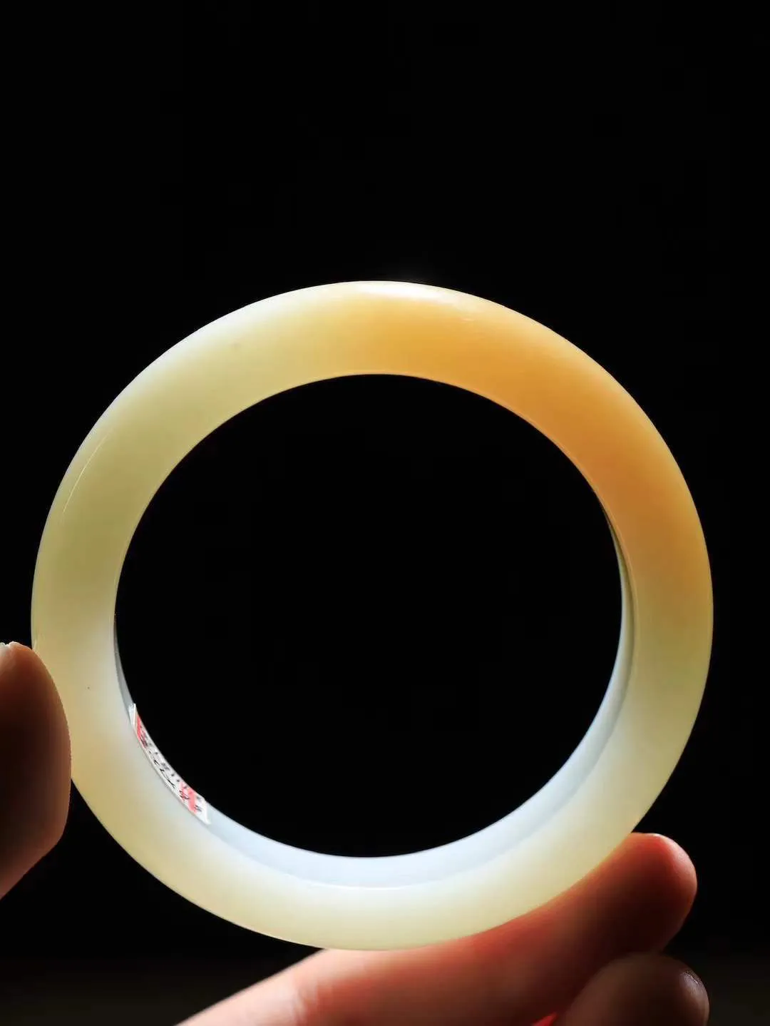 【暖玉生香·手镯】

精品和田玉糖白玉手镯，质地油润细腻，色泽高贵典雅，镯型古朴典雅。在诗情画意的雨巷相遇，你是我腕间的一抹风情，有你眸有深情，清风荡漾湖间静水，我愿俯身低眉，在烟波涟漪处，寻你深情倩影。内径56.5mm尺寸16-9.2mm重72.8克  691203058A