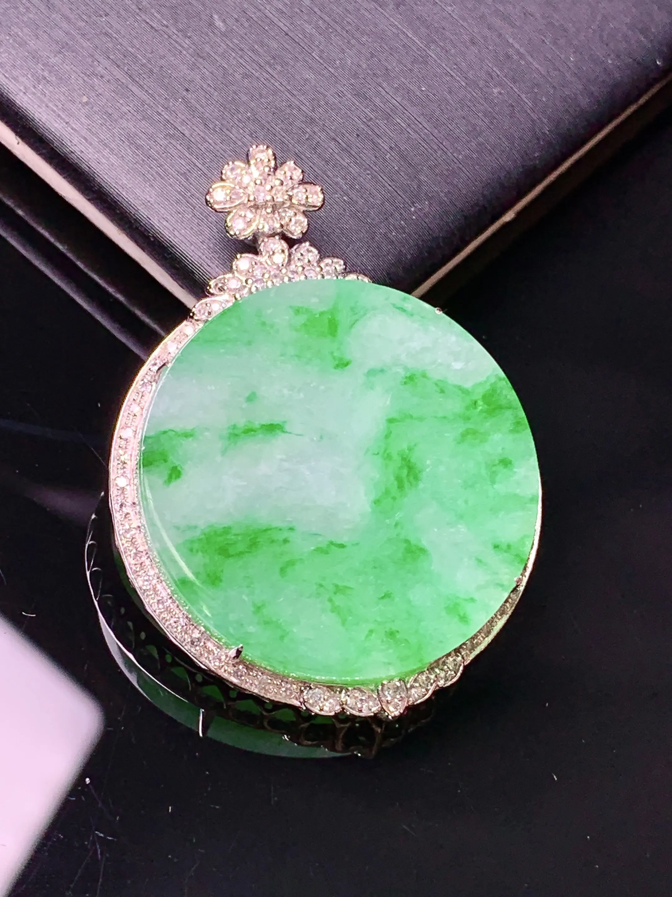 18k金钻镶嵌翠绿圆牌吊坠 玉质细腻 色泽艳丽清新 整体尺寸37*27.2*6.2