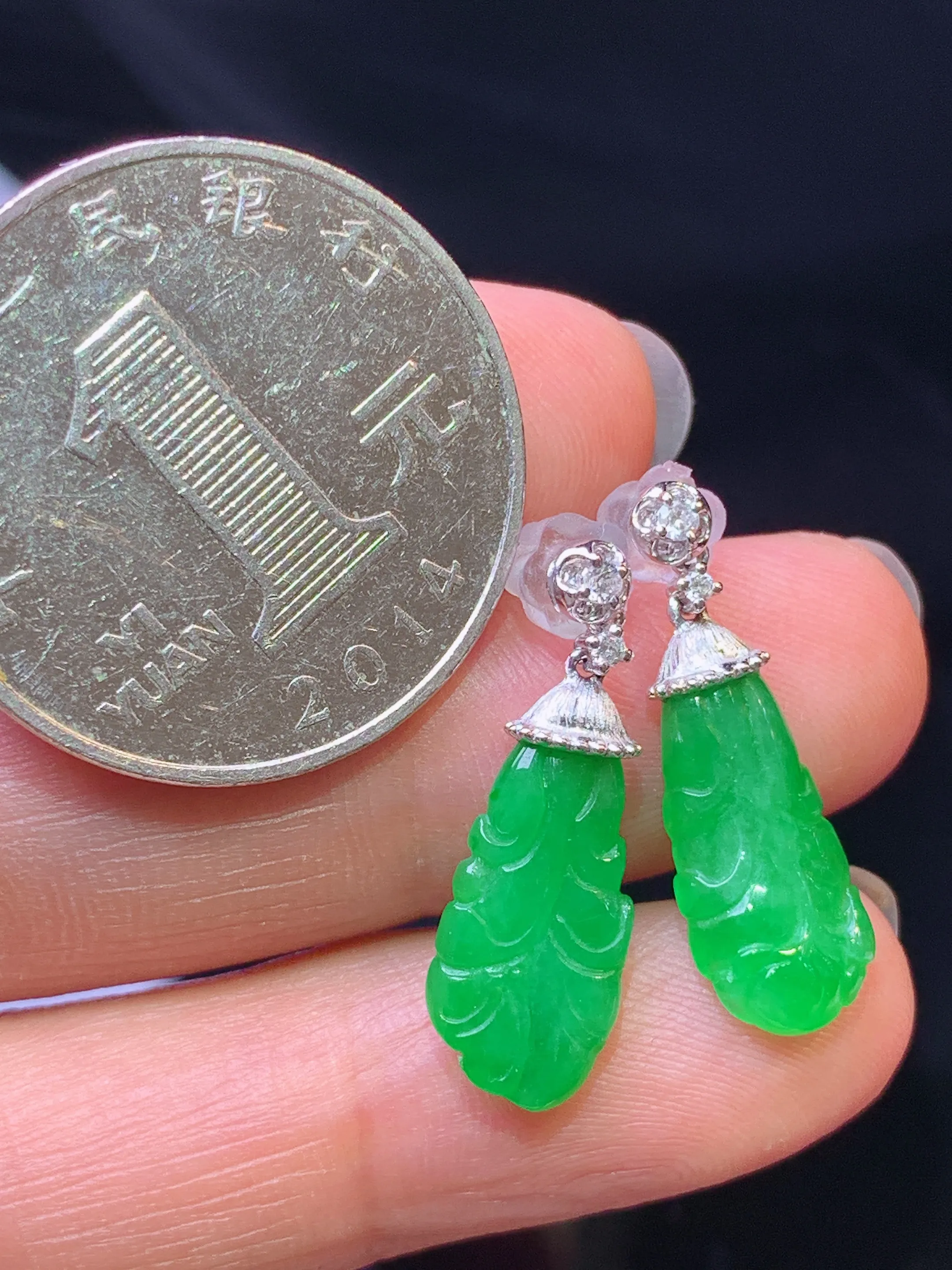 18k金钻镶嵌翠绿白菜耳钉 玉质细腻 色泽艳丽清新 整体尺寸23*7.5*2.8
