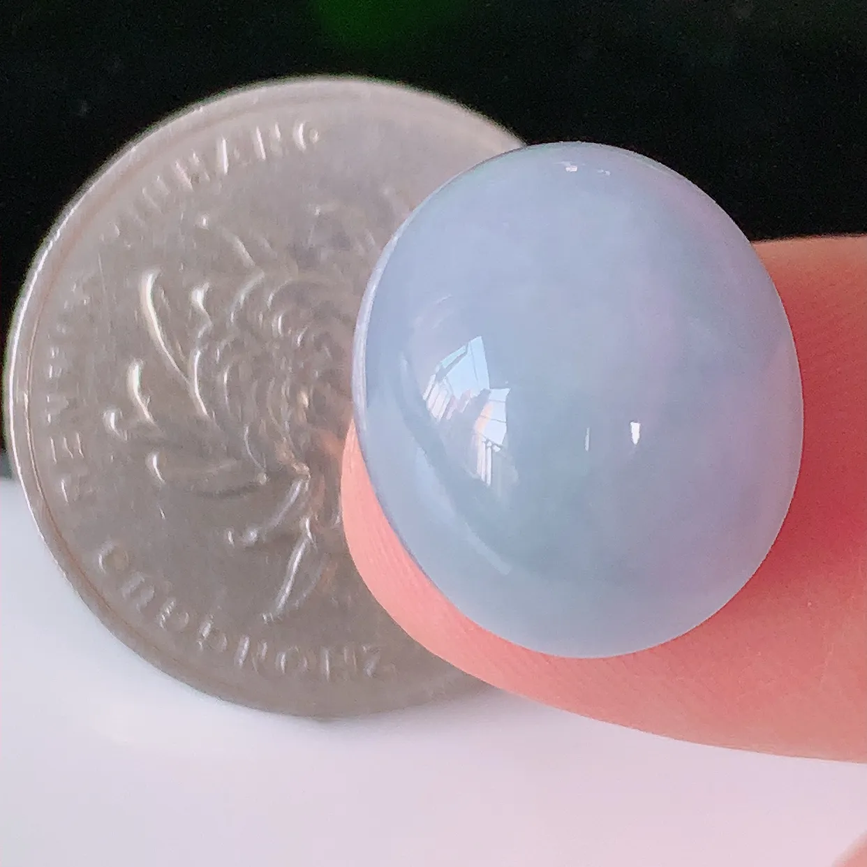 自然光实拍，冰润紫罗兰翡翠戒面，蛋面，翠色灵动，玉质细腻，颜色漂亮，品相佳，镶嵌更靓，佩戴佳品！#00.13尺寸17*14.5*9.8