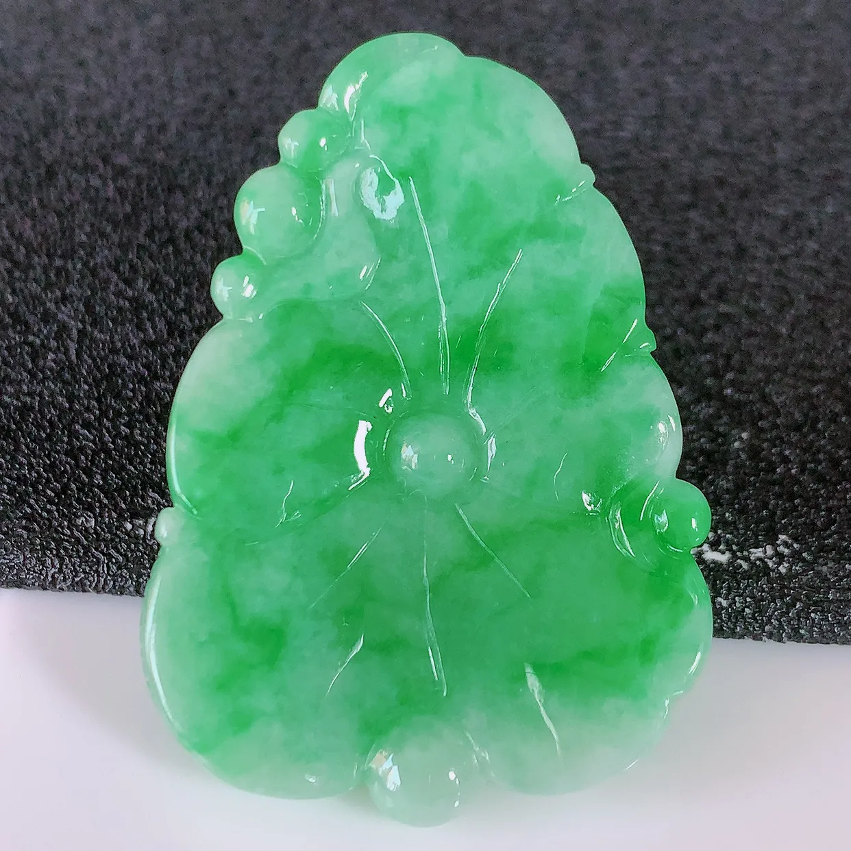 自然光实拍，冰润飘绿翡翠荷叶鱼、和和美美玉坠，财源广进，自然隐逸、荷本是素不着尘之物，有和美之寓意。#05.13